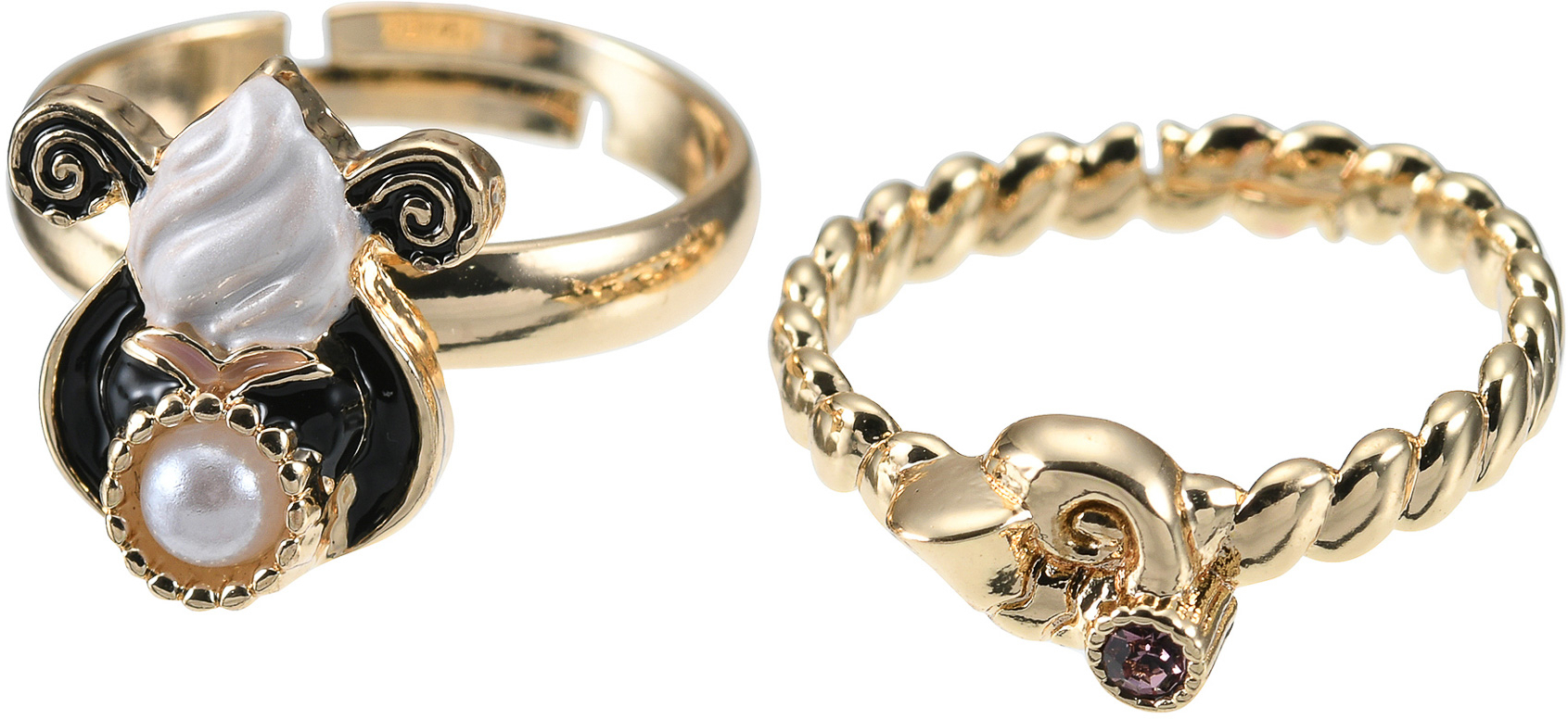 パールがポイント。巻貝リングにはラインストーンも