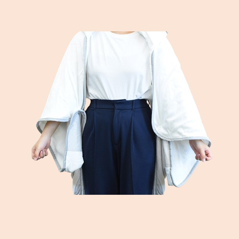 羽織る際や腕に巻く際にボタンを留めることができる