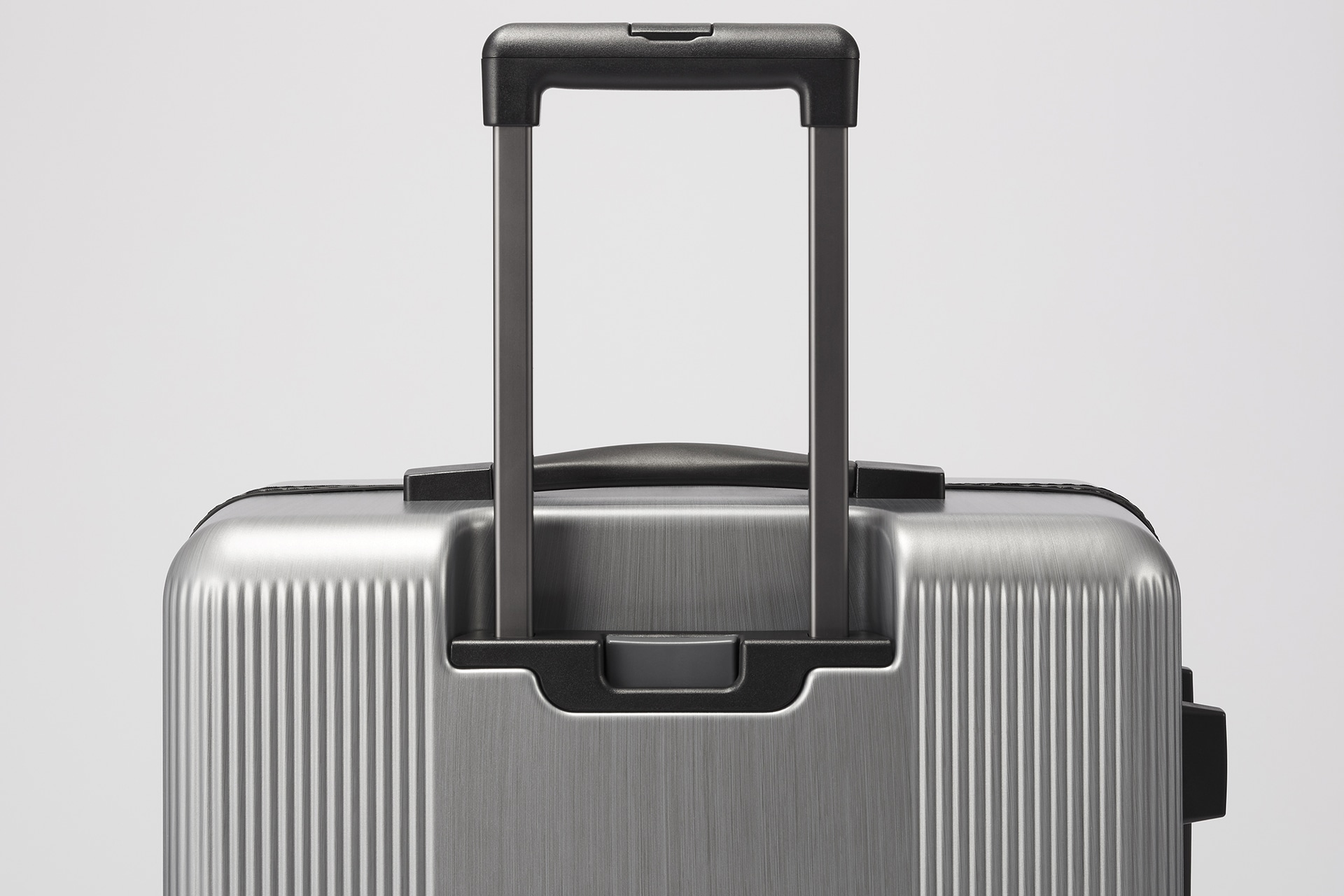 伸縮式ハンドルの根元には、不意な走行を防ぐキャスターストッパーのスイッチを備えている