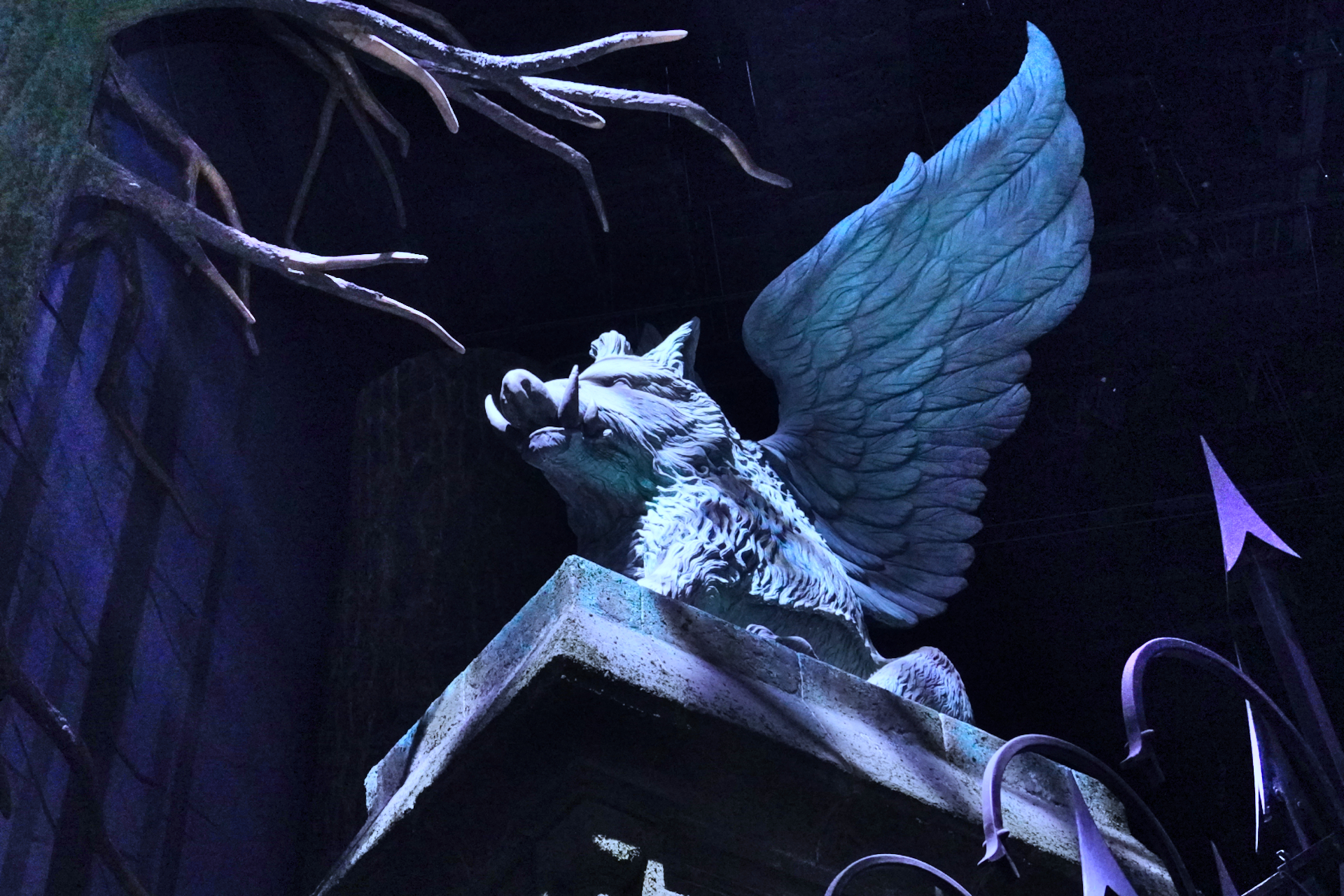 「禁じられた森」エリアの入り口にはホグワーツの校門がそびえ、左右に翼を広げたイノシシのオブジェが設置されている