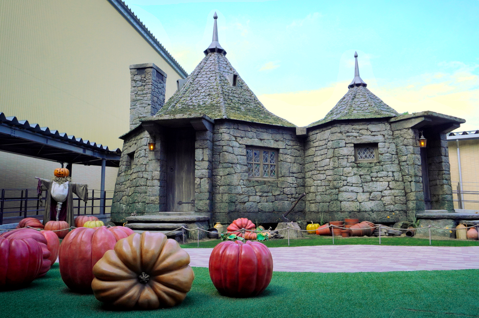 カボチャのオブジェに囲まれた「ハグリッドの小屋」