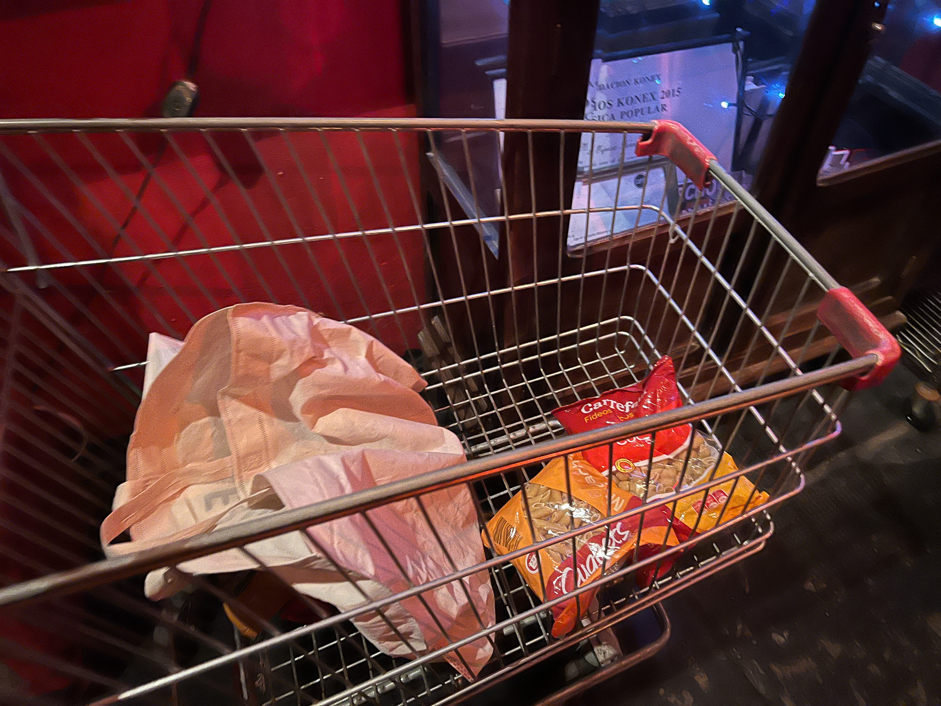 学校に寄付する食べ物たち