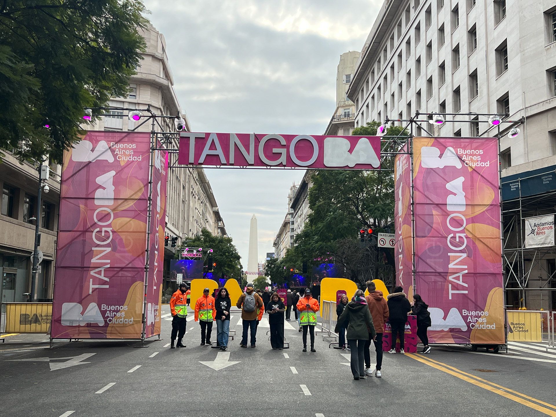 道路上に作られた特設会場