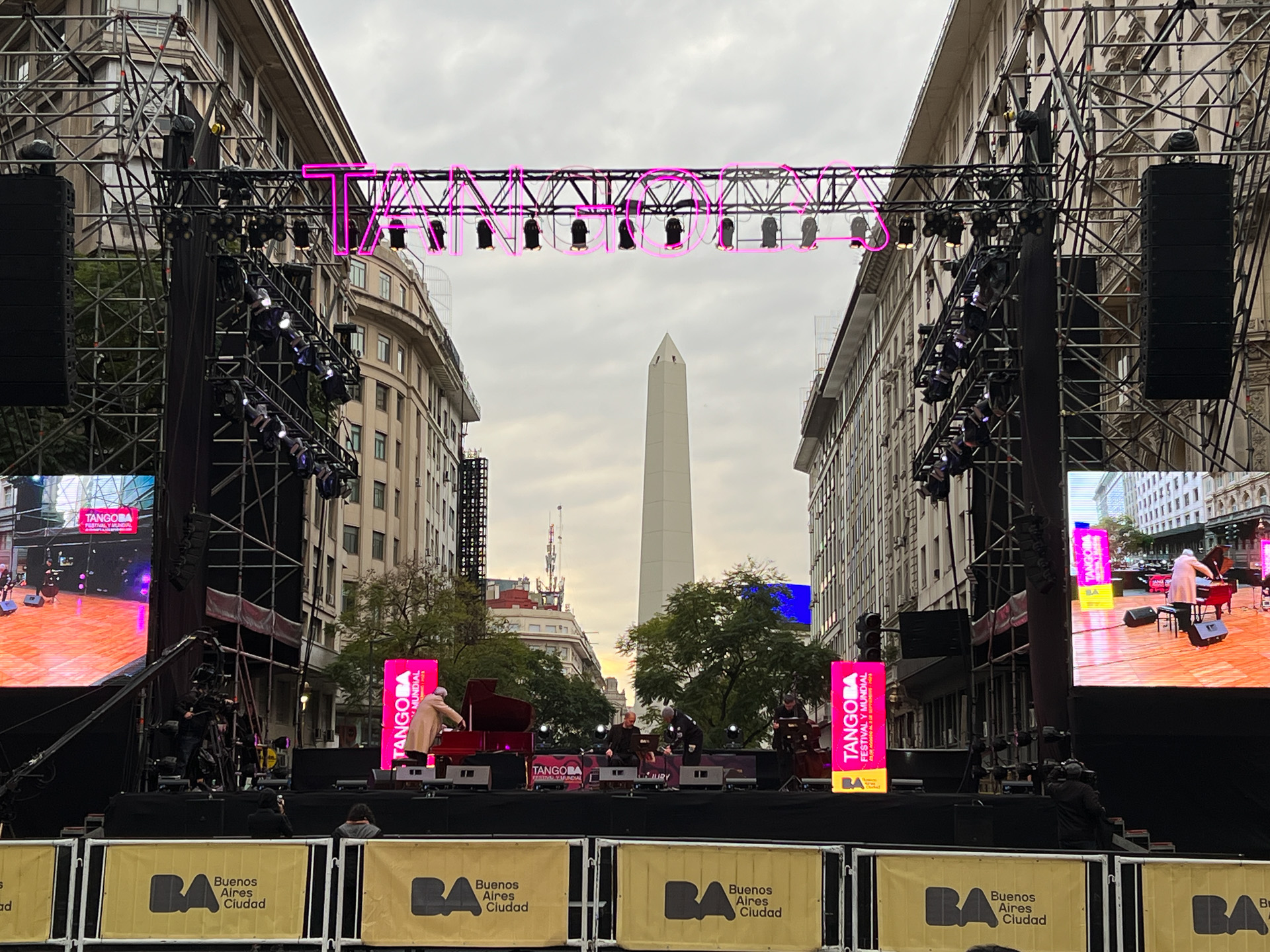 ブエノスアイレスの象徴であるオベリスコを臨むステージ