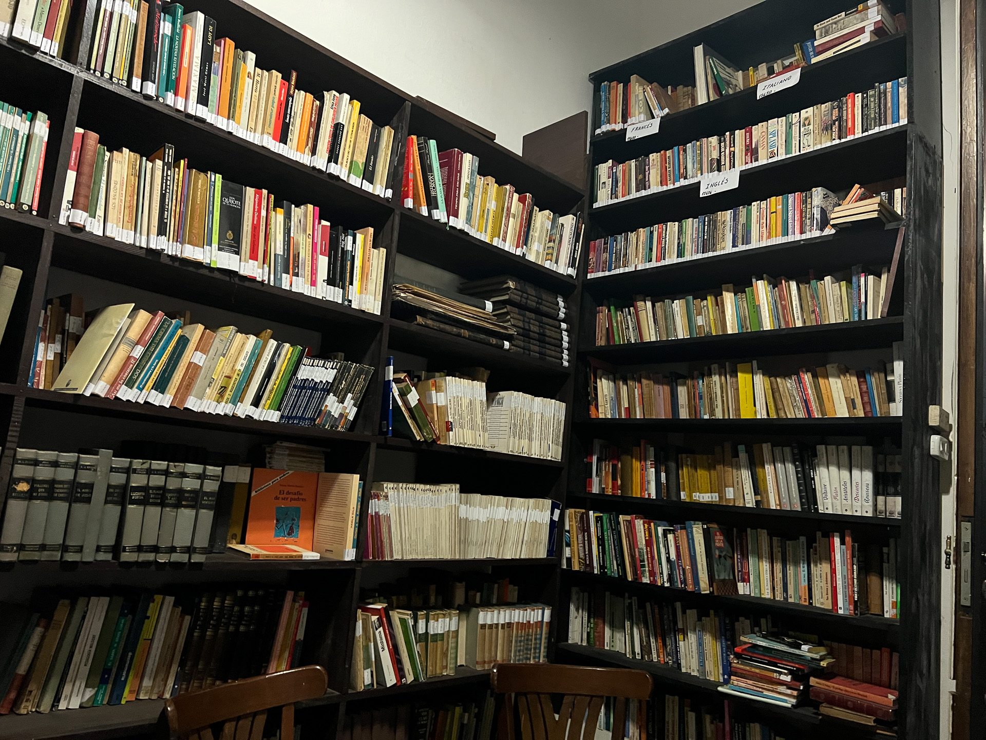 本がたくさんある部屋が楽屋として用意されました