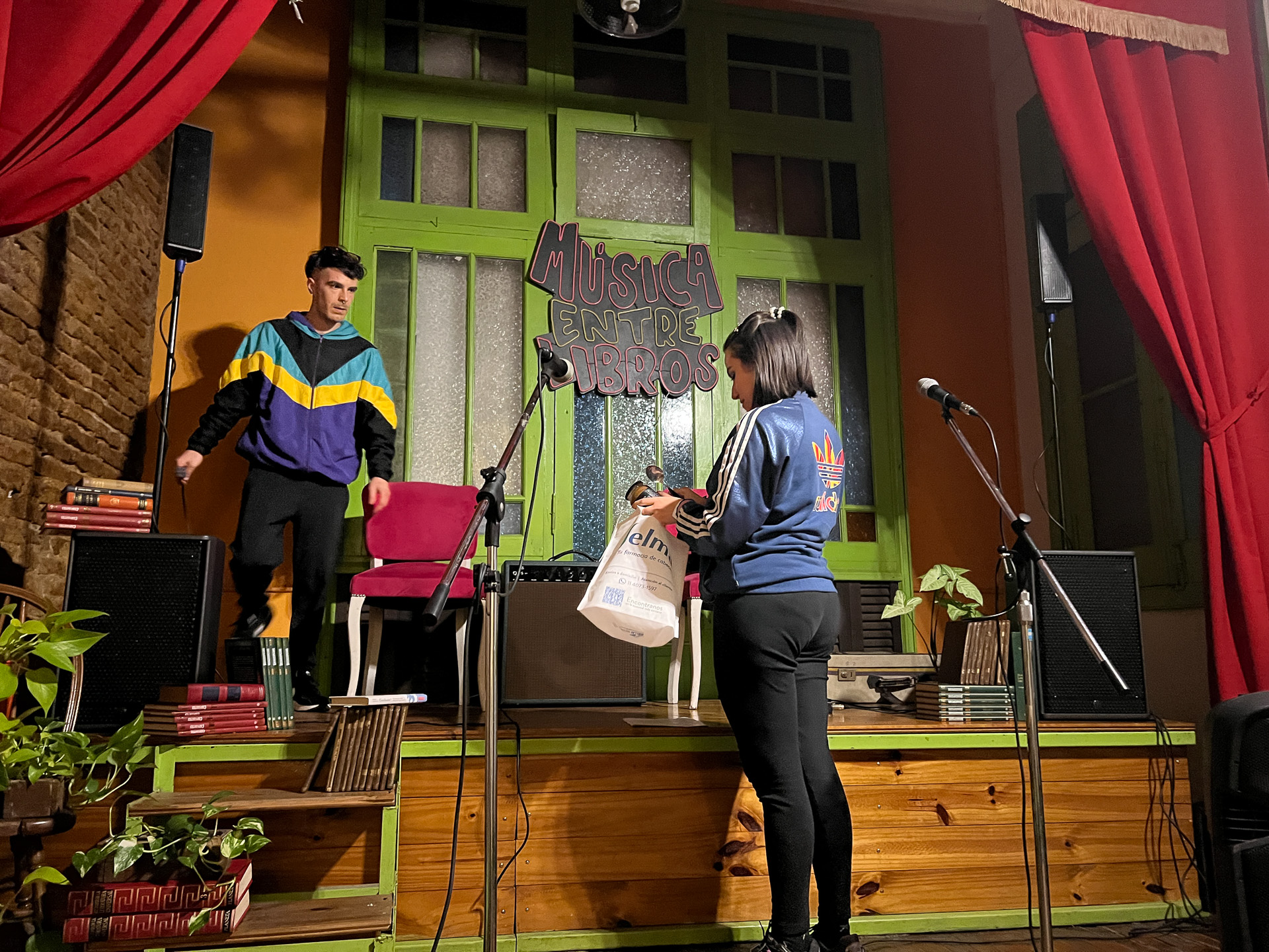 リハーサル準備中のデュオ・ドーの2人