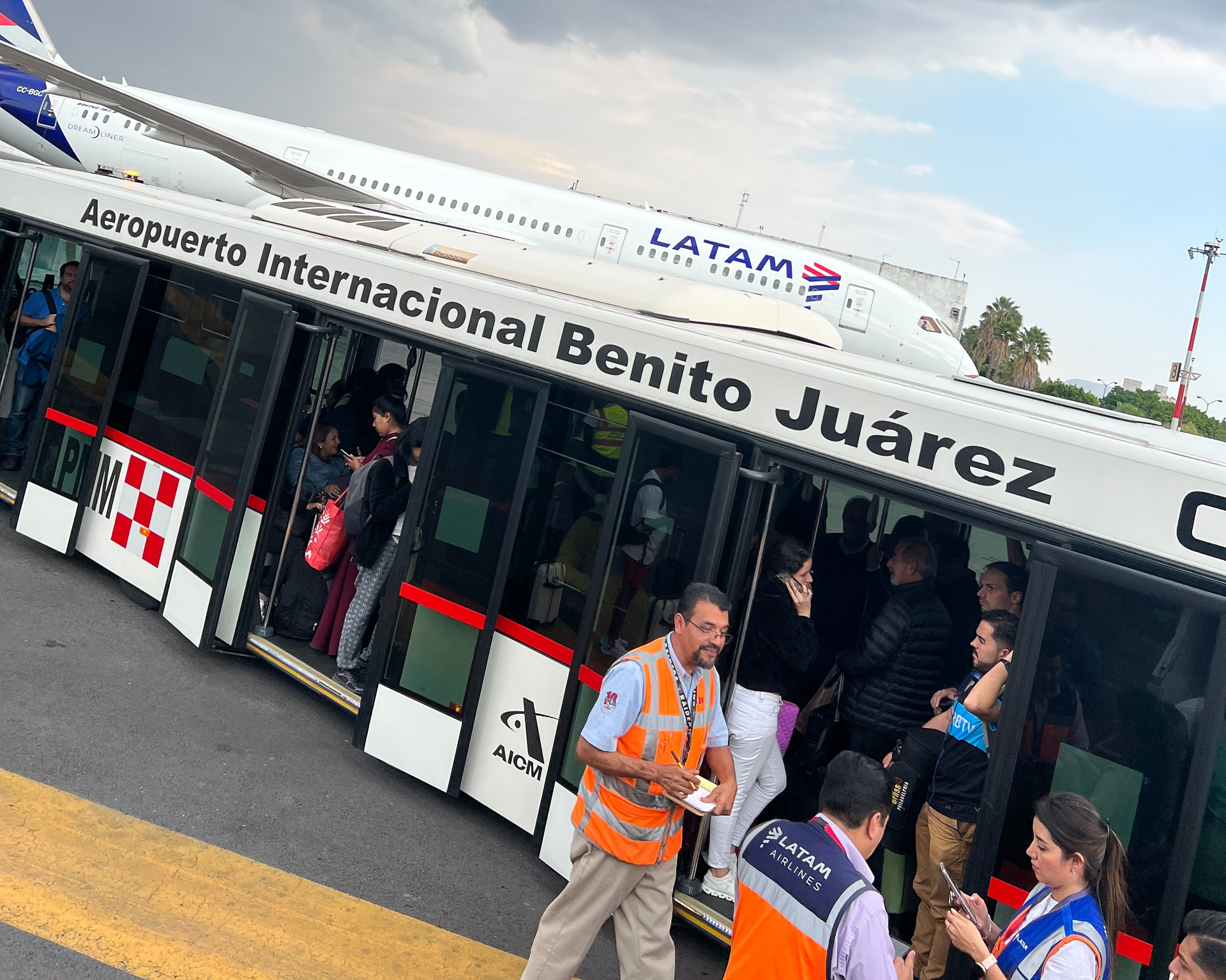 メキシコシティ～リマ便がキャンセルになり、カウンターに向かう乗客たち