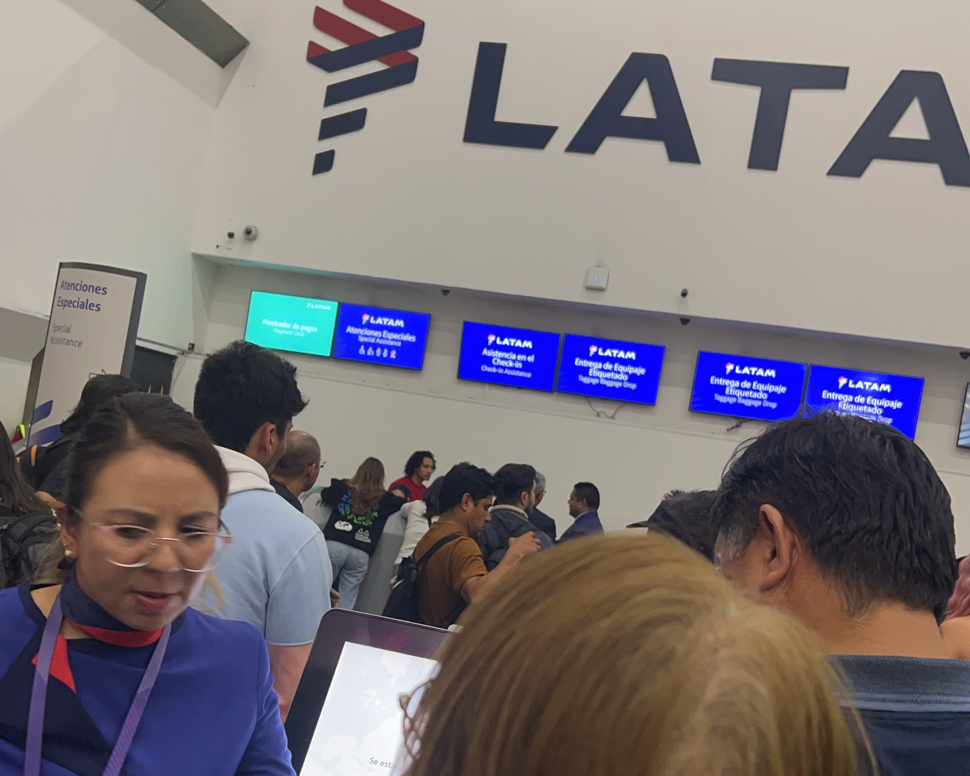 振替便のチケットを求めてごった返しのLATAM航空カウンター