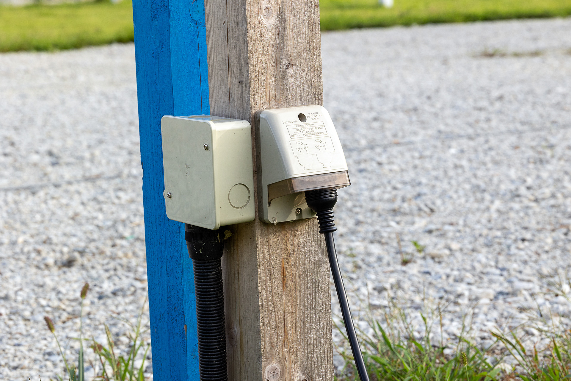 電源はレイクビューエリアのみに設定。電源は入口にあるがスペースが広いので延長コード必須。レンタルもあるが、駐める場所によってはそれでも足りないこともあるので「コードリール」を持参した方がいいかも