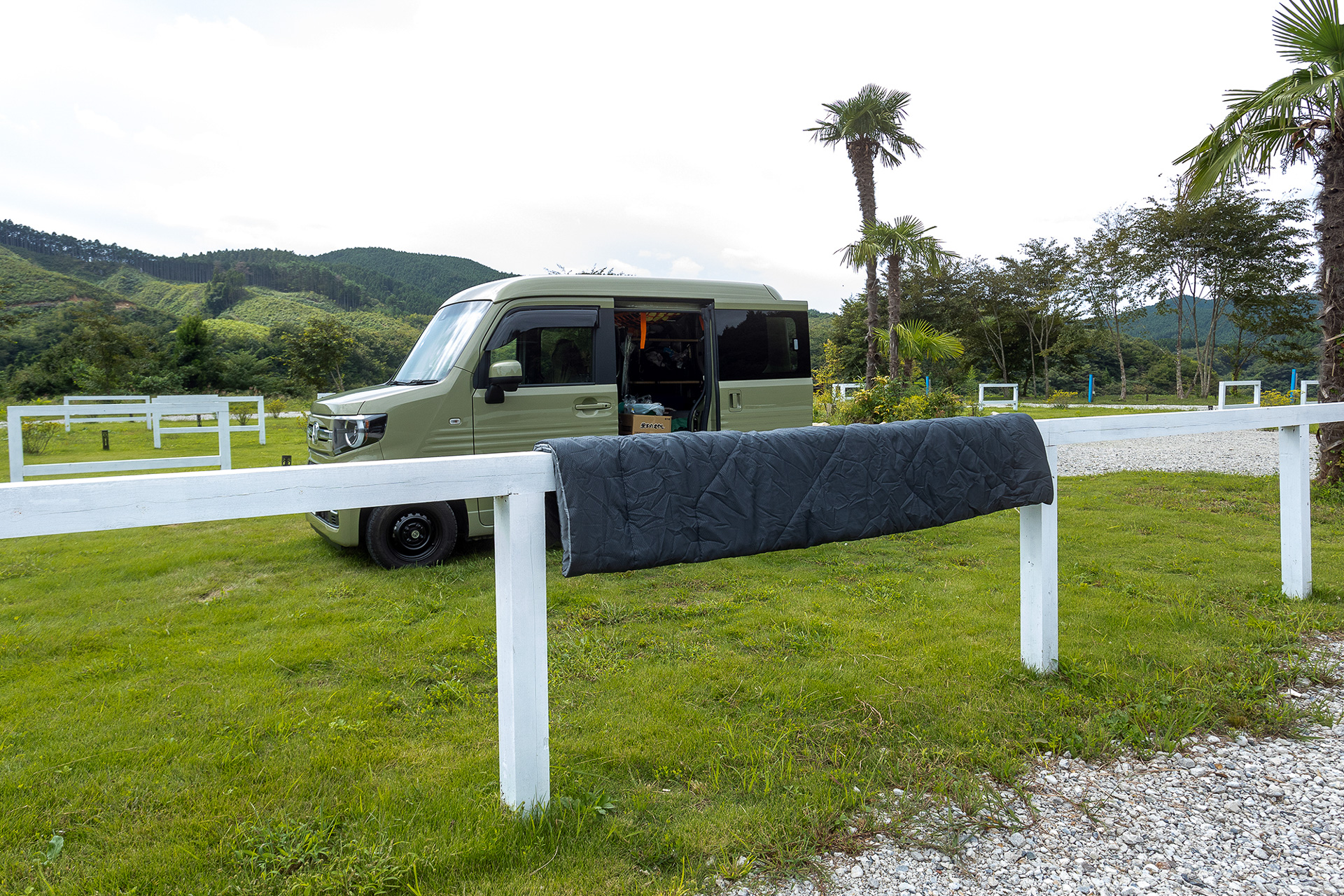 ゲートエリアのスペースには仕切りに柵が設けている。チェックアウトまでの時間にこの柵を利用してギアを乾す人もいるという