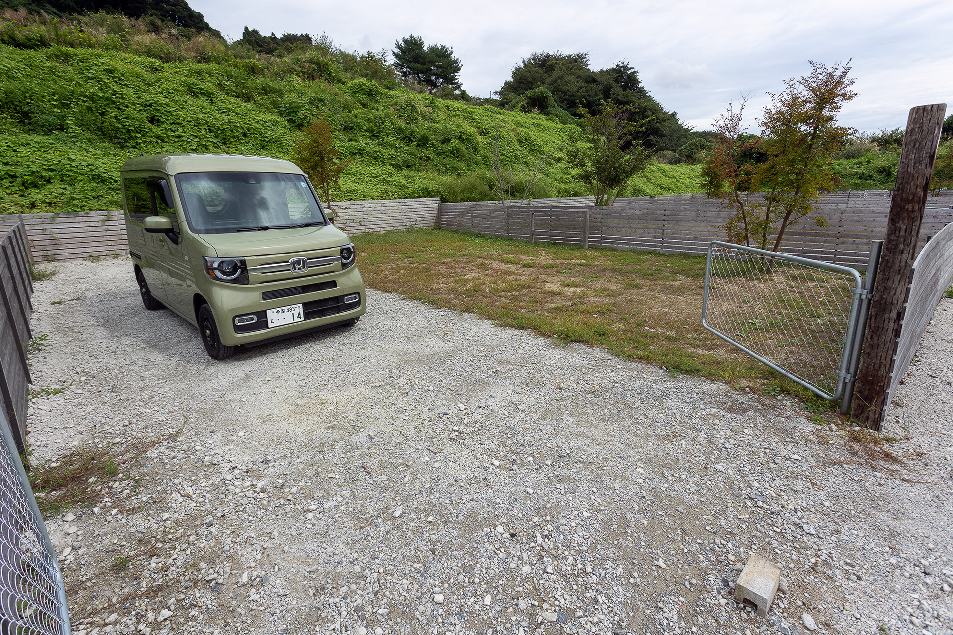 塀と門が付くペット同伴エリア。門を閉めるとスペース内はノーリードOK。利用料金は5000円～1万4000円