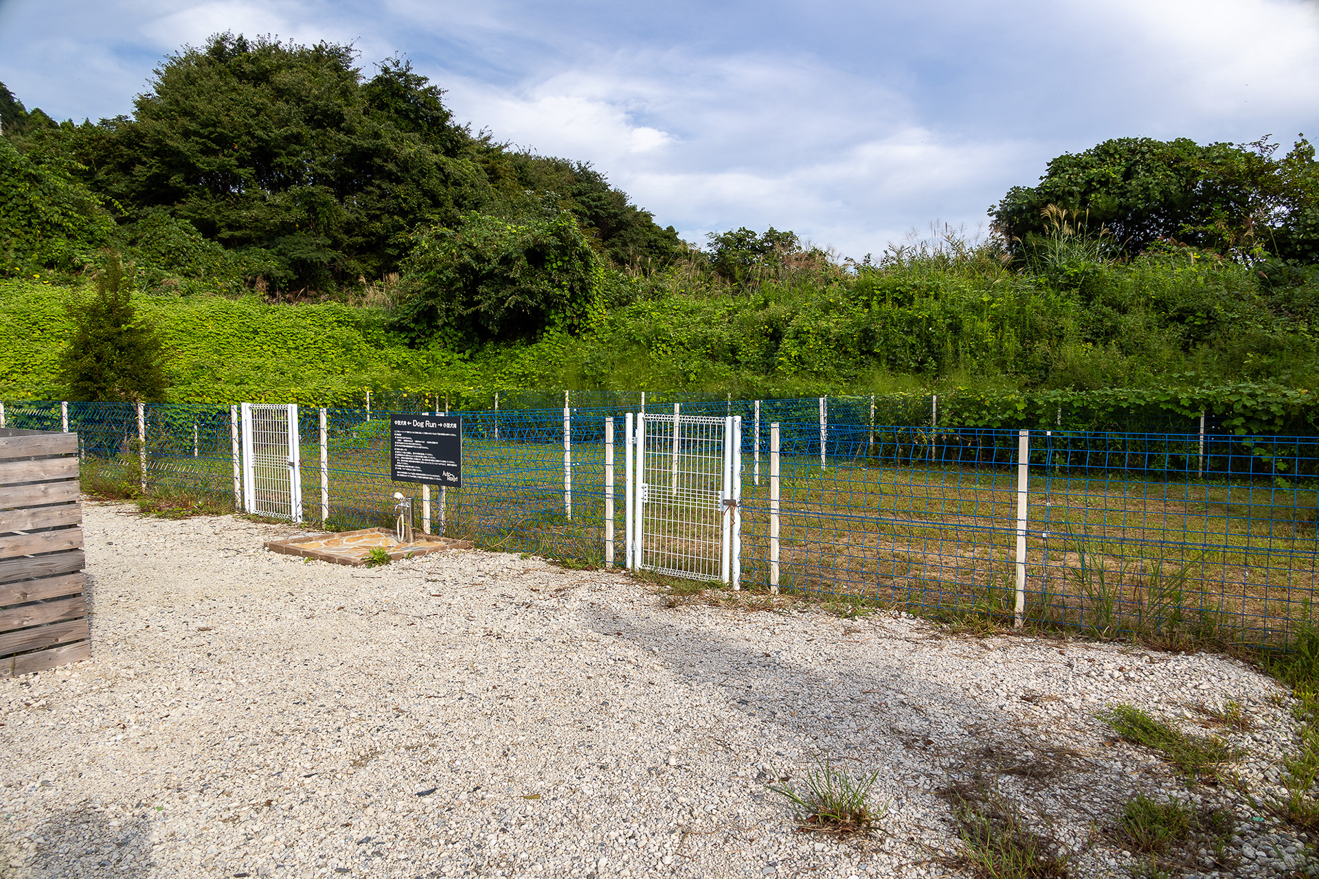 ペット同伴エリア以外はリードをつなぐことがルールだが、ノーリードで遊ばせたい人向けにドッグランも用意する