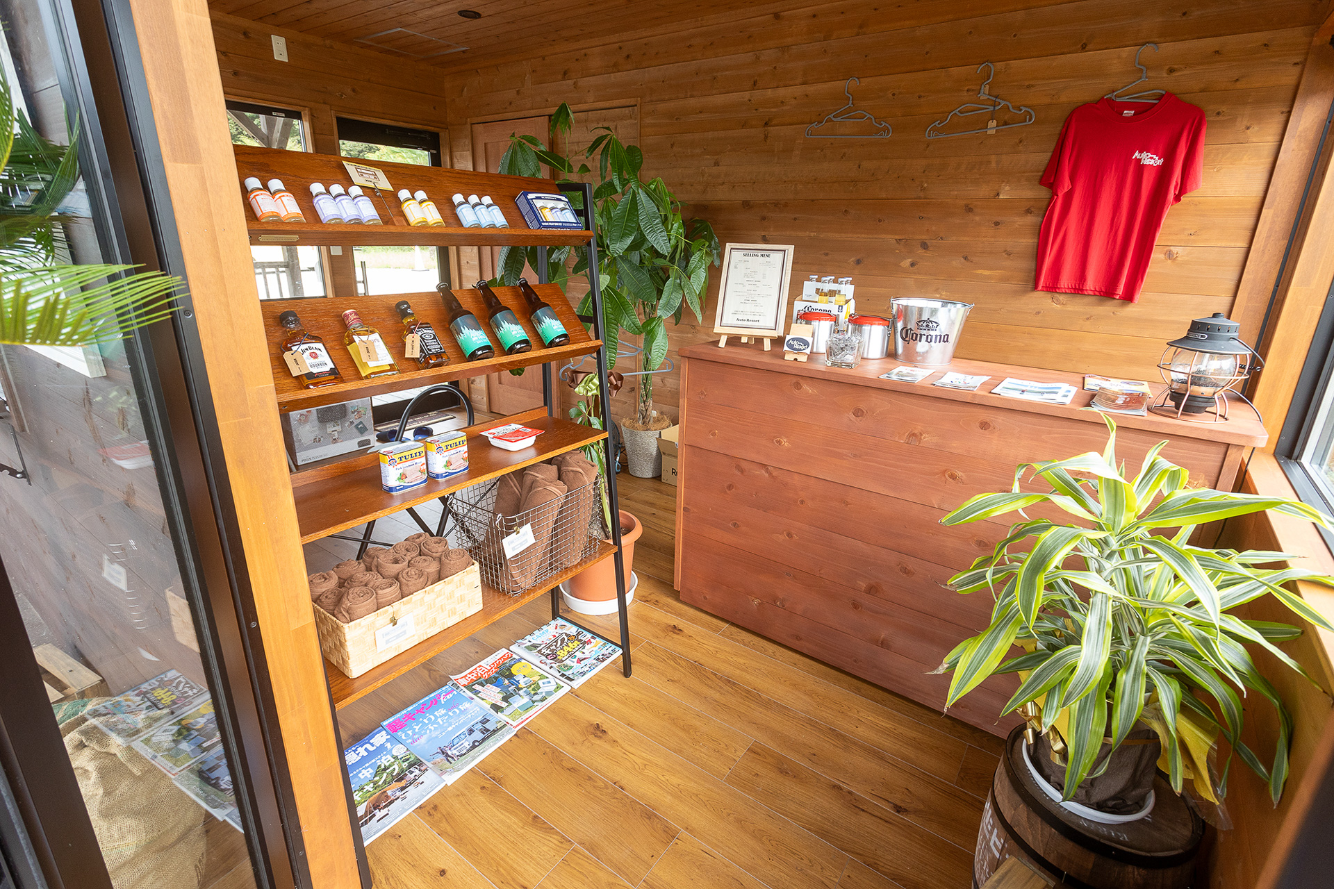 管理棟内の売店。並べてはいないが清涼飲料水も販売している。酒類も置いている。施設内に自販機はなく、自販機を利用したいときは多少歩いてダム施設までいく必要がある