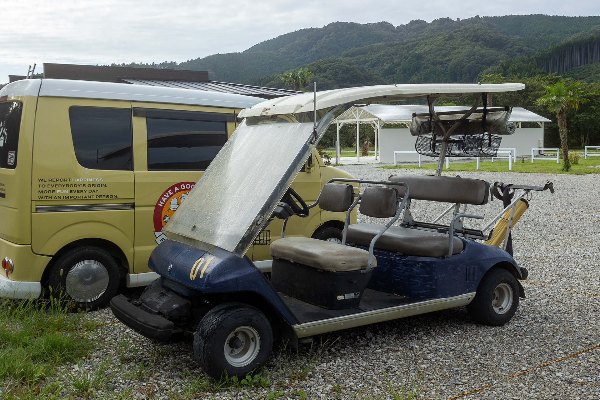 施設内の移動やダム施設側への買い出しなどで自由に使える電動カート。ダム施設（はぎビレッジ）内はこれで走れるが、公道へ出るのはNG