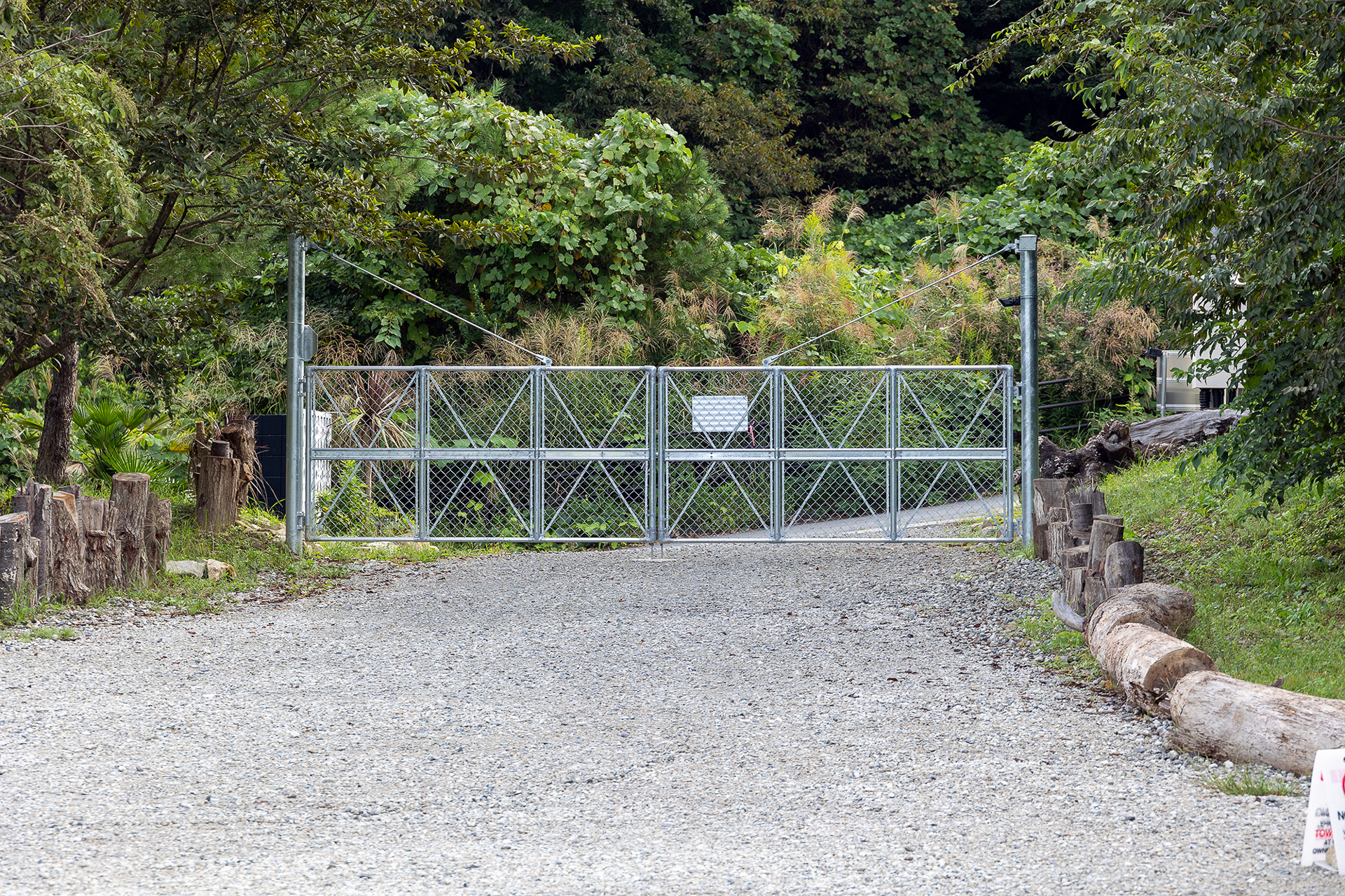 正面ゲートは防犯のため夜は締めて施錠される。女性の利用も多い施設なので管理人駐在を含めてセキュリティにも気を使っている