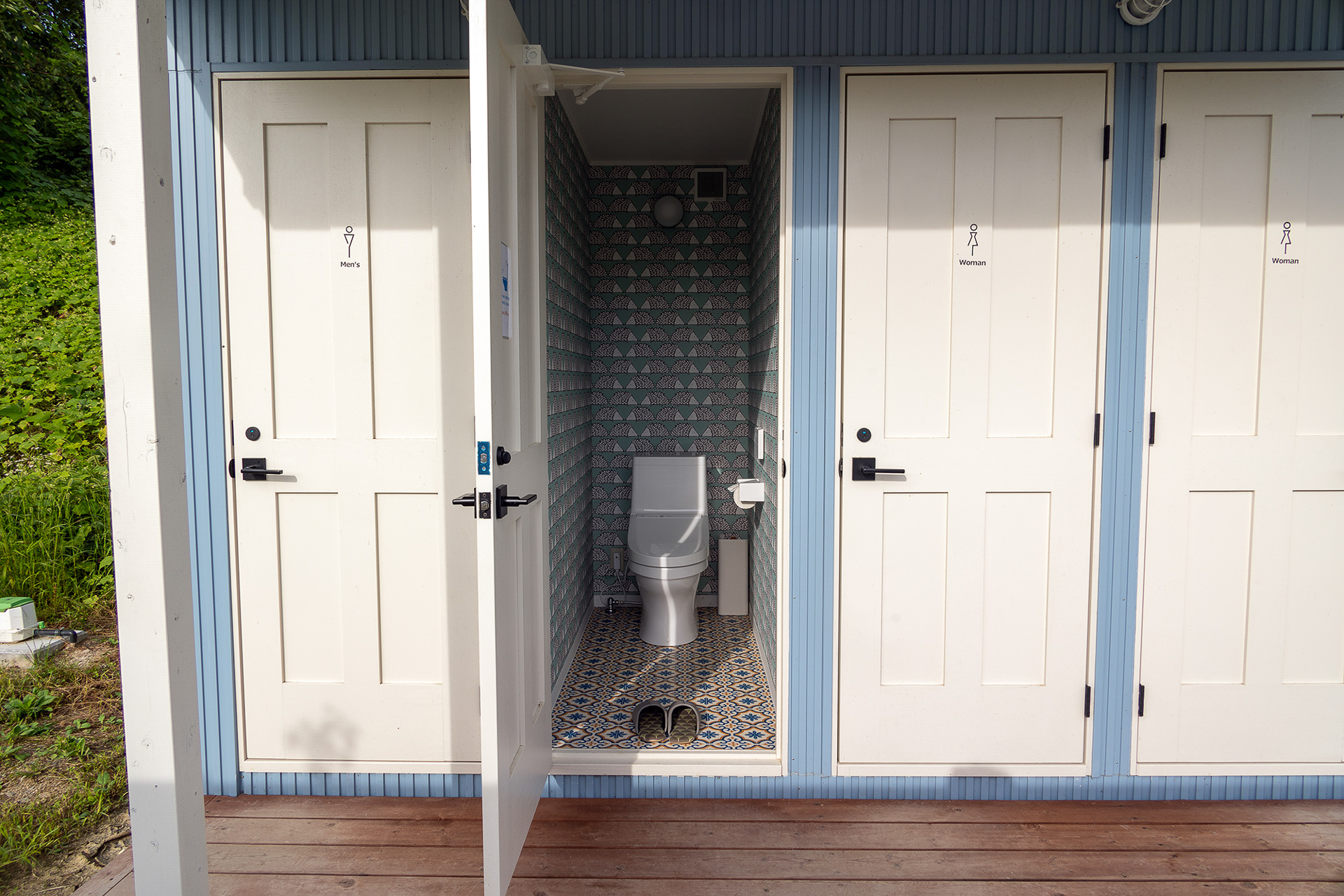 個室は4つ。男性用×1、男女兼用×1、女性用×2。すべて洋式で温水清浄便座。クツを脱いで入る。清掃も行き届いていて清潔感がある