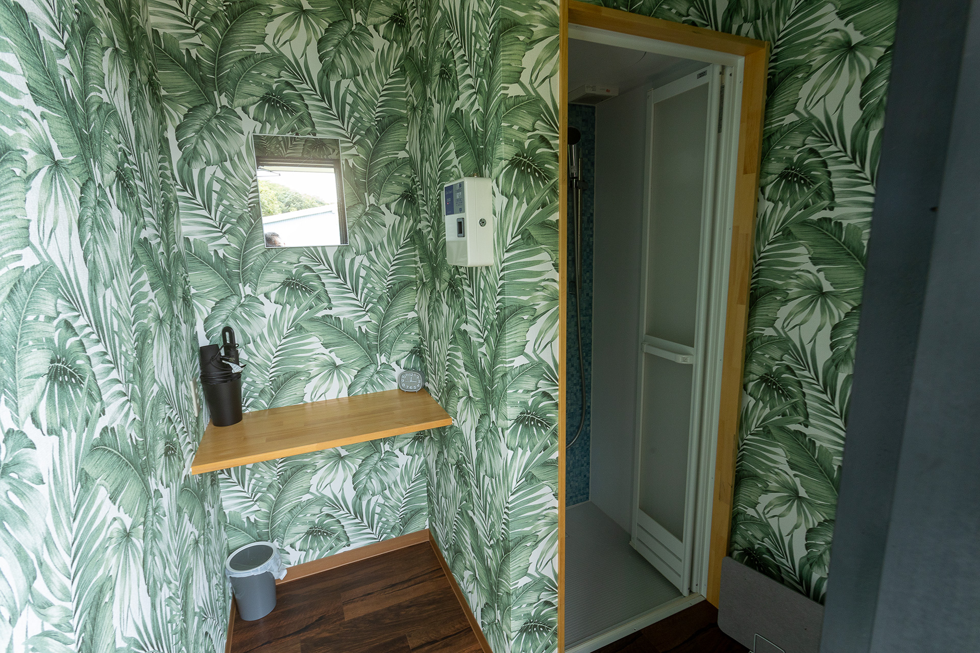 コインシャワー式のシャワールーム。料金は3分で200円。脱衣所には鏡とドライヤーはある。暖房器具はない