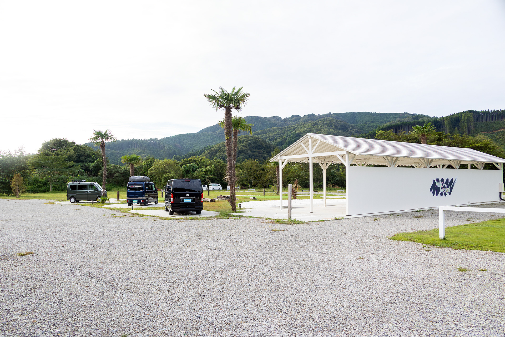 左斜め前。白い屋根はあとで紹介するステージエリア。その奥がフォレストエリア