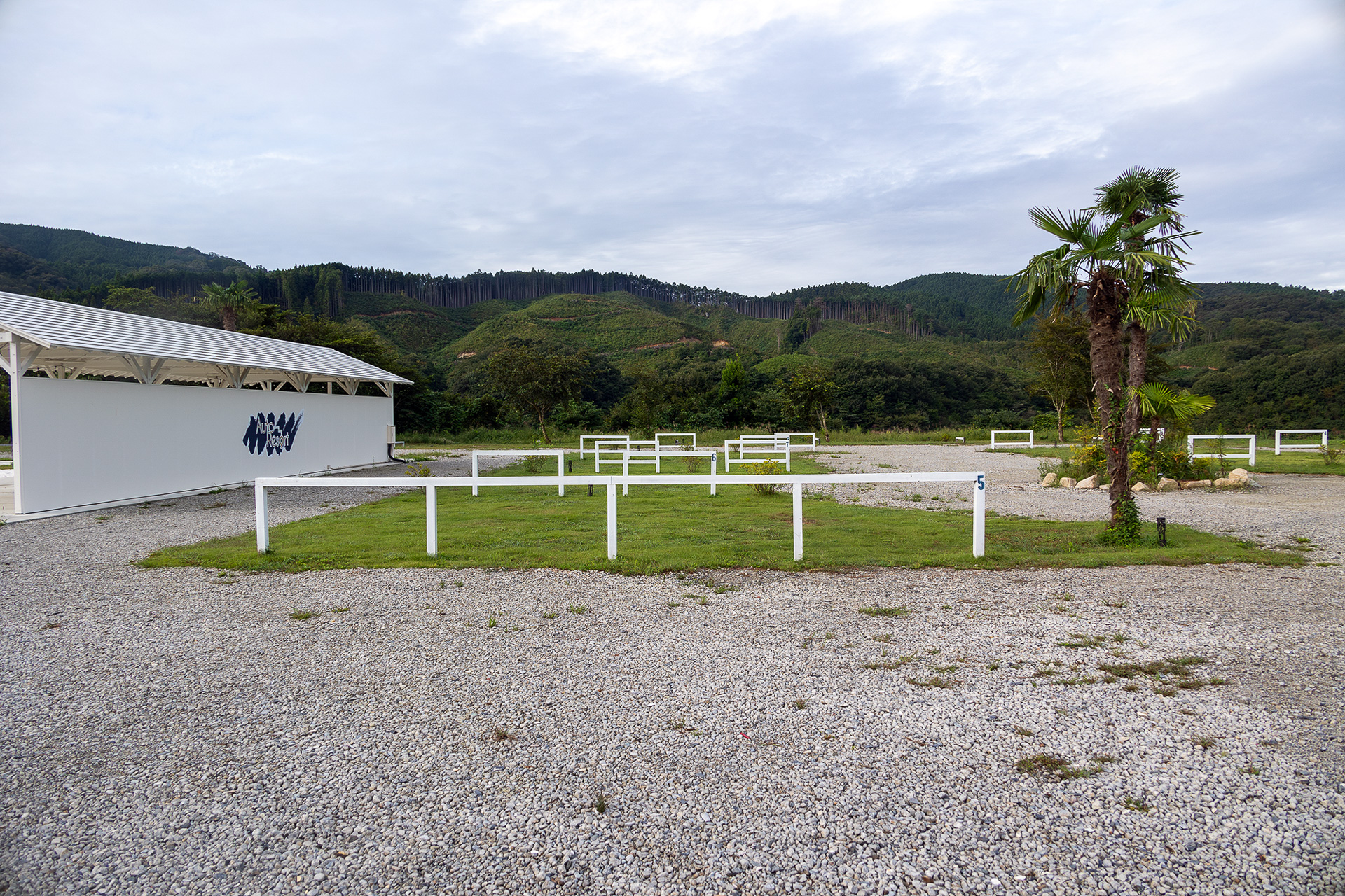 正面を見た絵。ゲートエリアは管理棟に最も近い