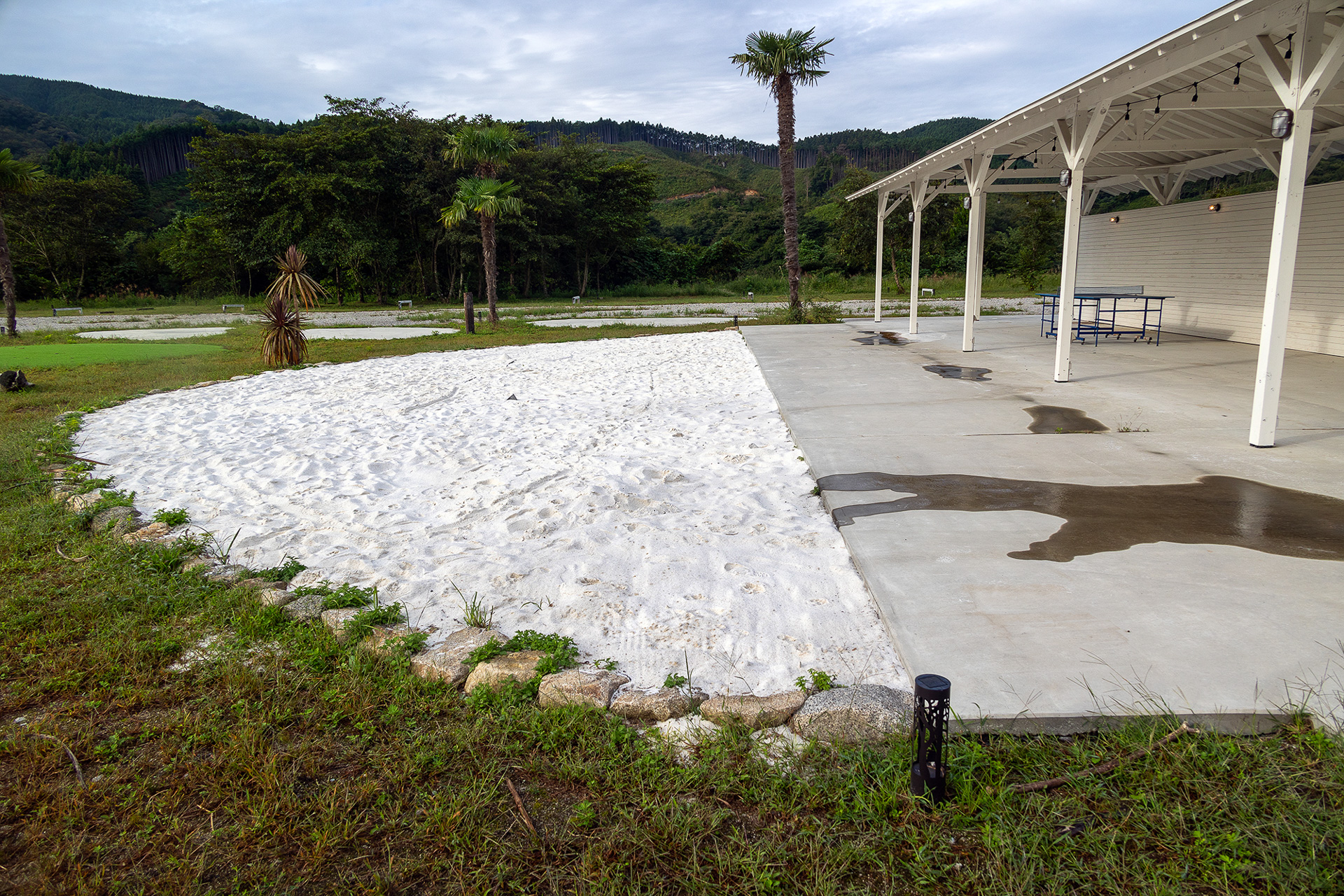 ステージの前にはリゾートの海岸をイメージして白砂がまかれている