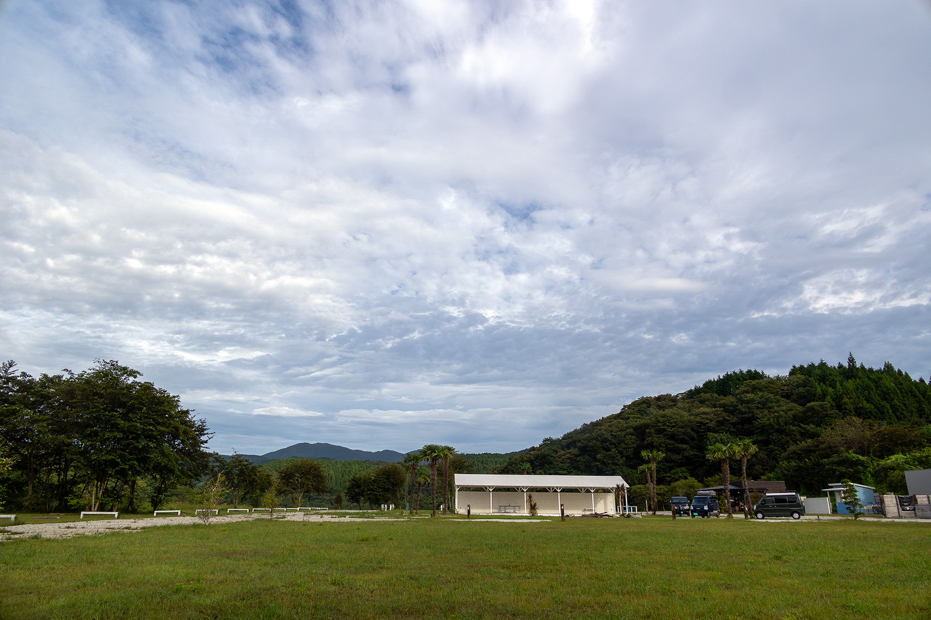 ステージ前はプレイエリアと呼ぶ広いスペースがある。子供を遊ばせるのに適した場所なので、お子さん連れの場合は目の前がプレイエリアとなるF-5以降のフォレストエリアに泊まった方がいいかも