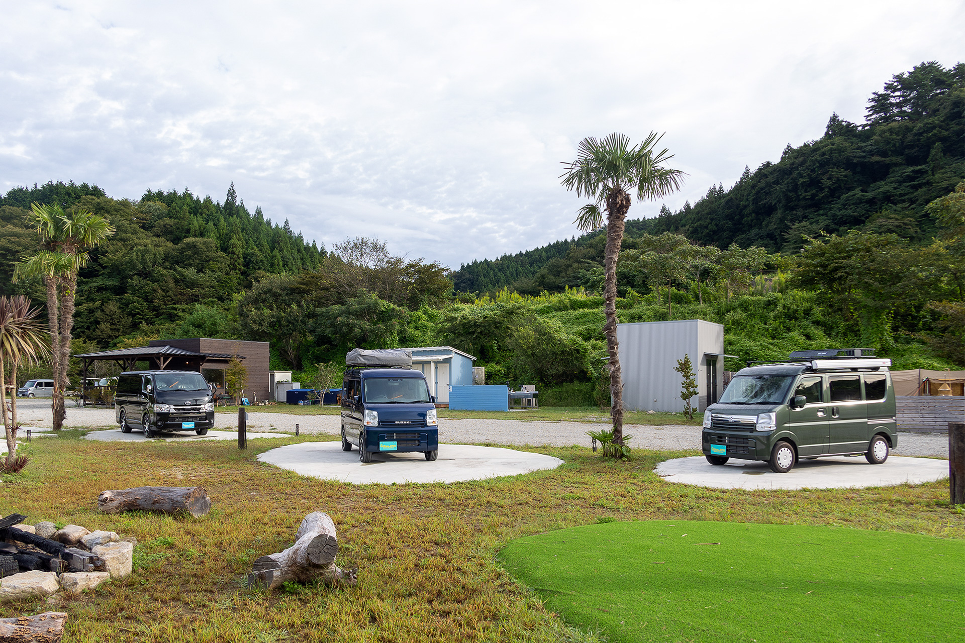 プレイエリアにある白い舗装のスペースは将来的に予約制バーベキューコーナーになるが、今年いっぱいは稼動しない予定。現在はキャンピングカーが展示されている。キャンピングカーのレンタルも検討しているという