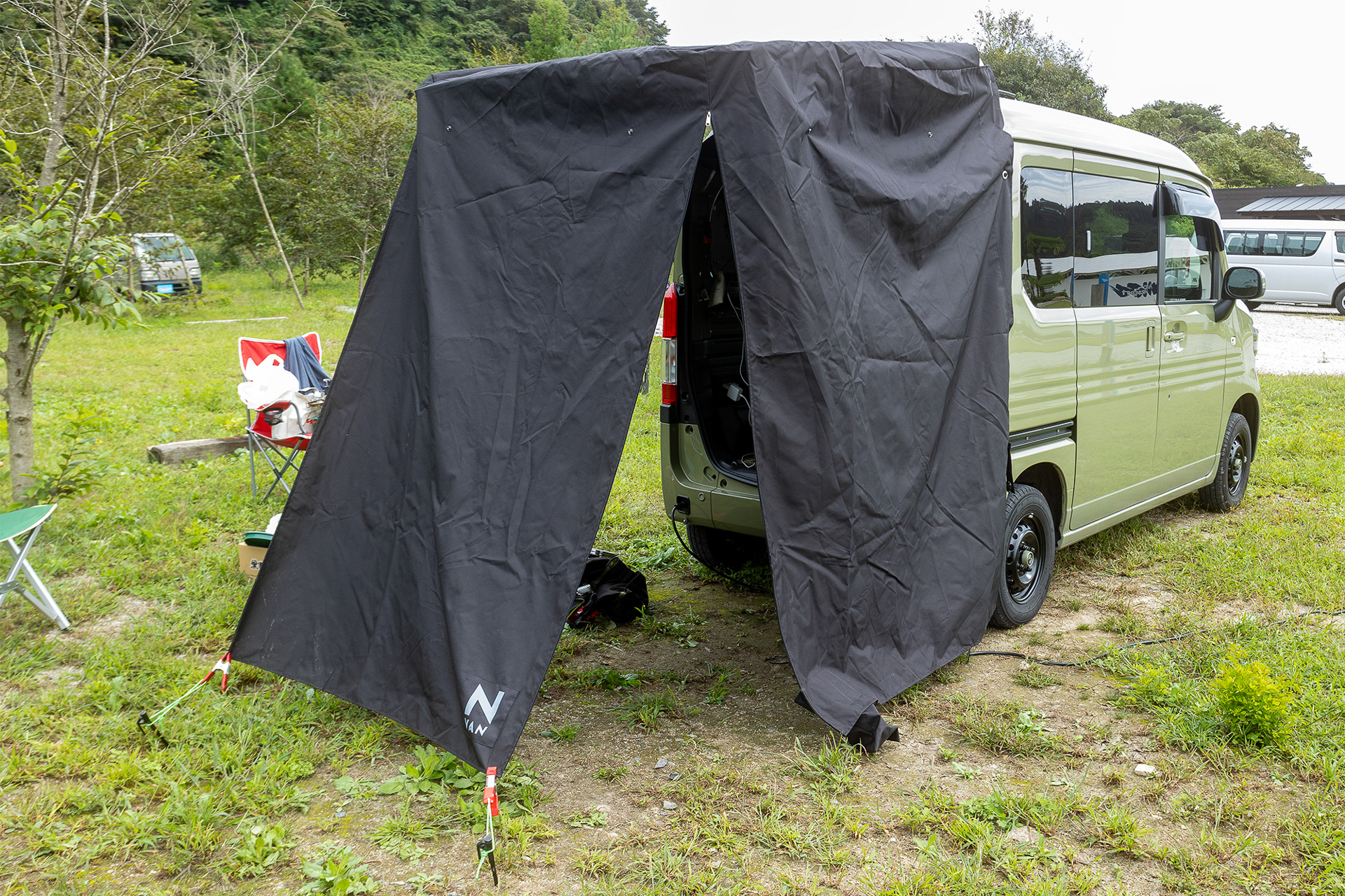 両サイドをロールアップして、タープ的にも使いたいので背面のカーテンを「張る」工夫をしてみた