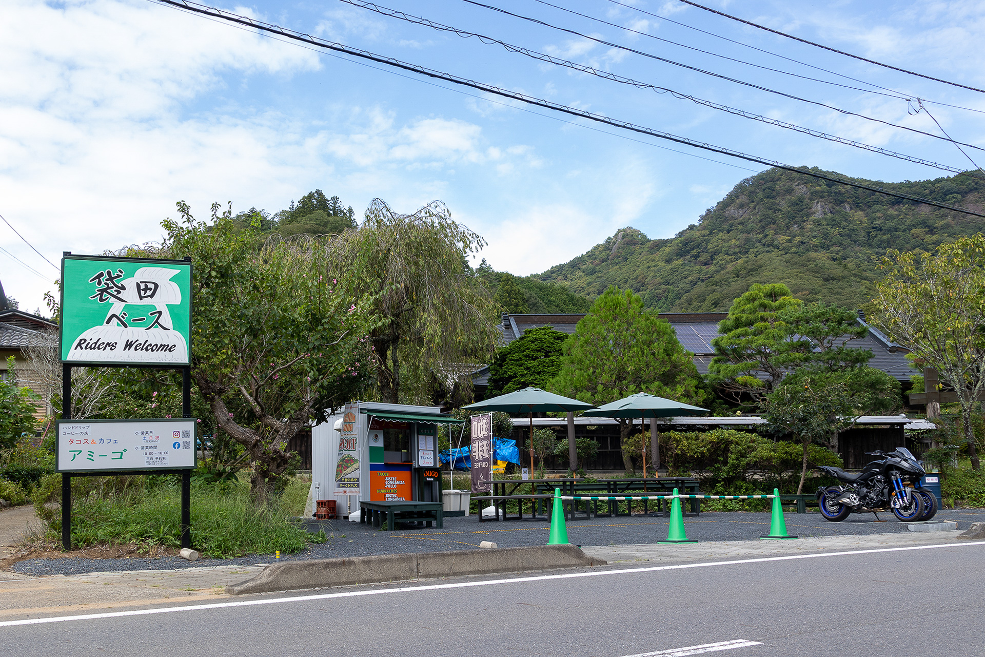 袋田の滝に行く人が利用する無料駐車場の向かいにある「袋田ベース」というタコス屋さん。こじんまりしているがInstagramでは高評価投稿もあるので食べてみた。基本的に土曜と休日の営業