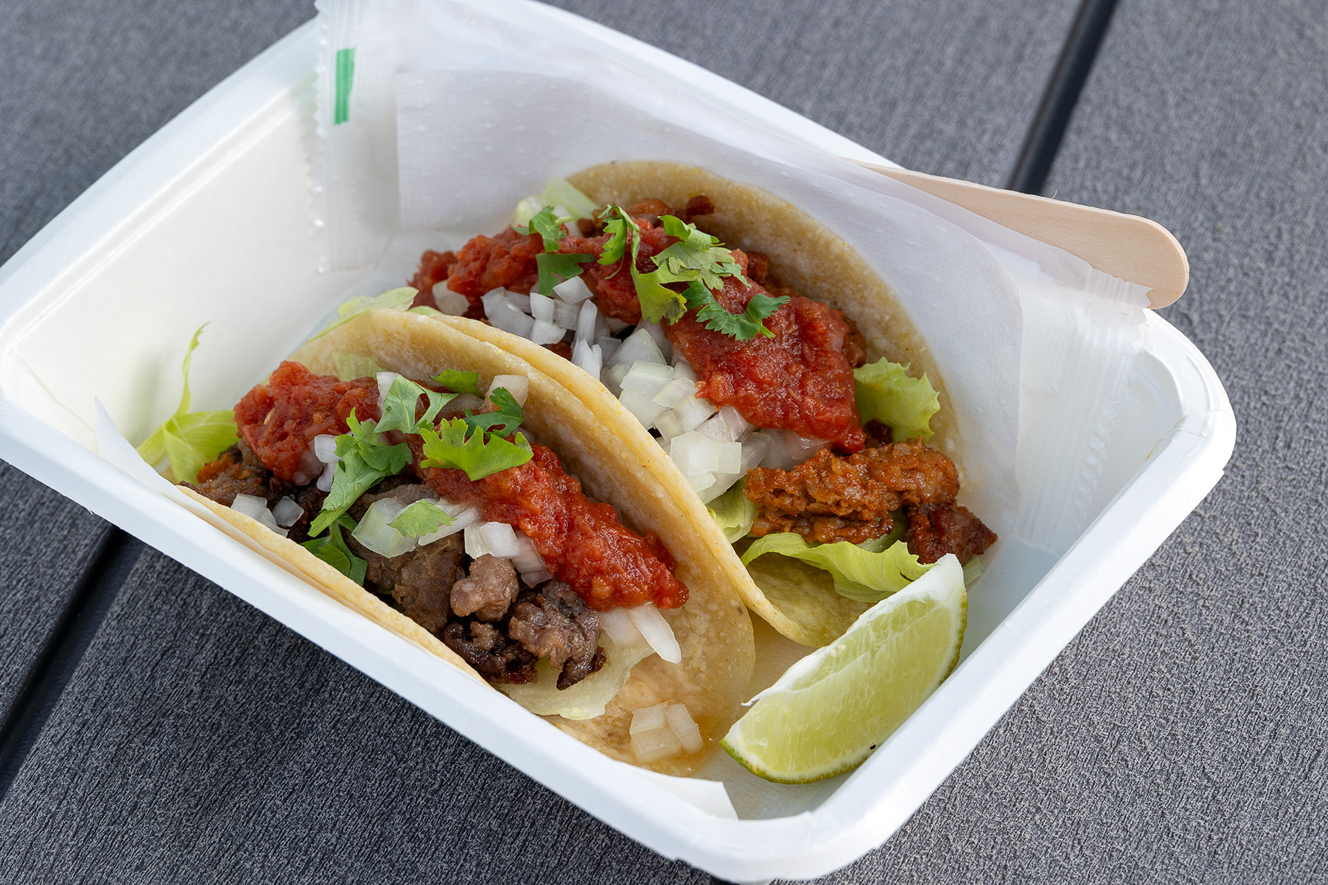 手前が牛肉で奥がチョリソー。辛さの調整ができ、筆者は標準を頼んだが全然いけたので少し辛くしてもよかった。トルティーヤも美味しい。トマトソースはオーナーがメキシコに行って気に入った味をベースに日本のトマトを使うことを前提とした改良を加えた特製。レタスや香草が入る。チーズは入らない。また、メキシコ流のタコスの食べ方も教えてくれる