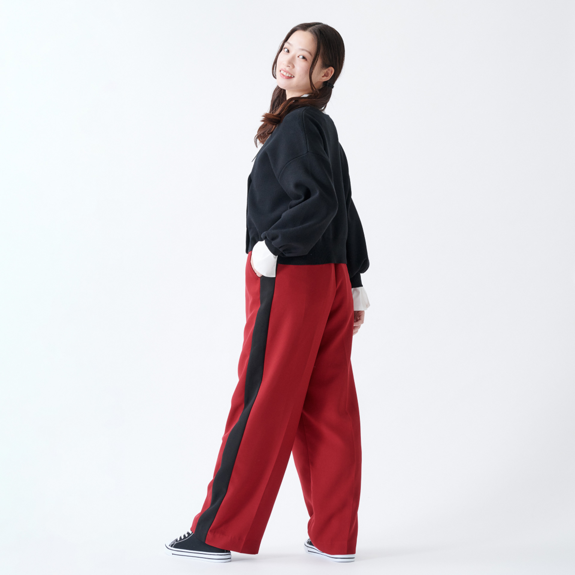 パンツのサイドにはしっかりと太めのライン入り