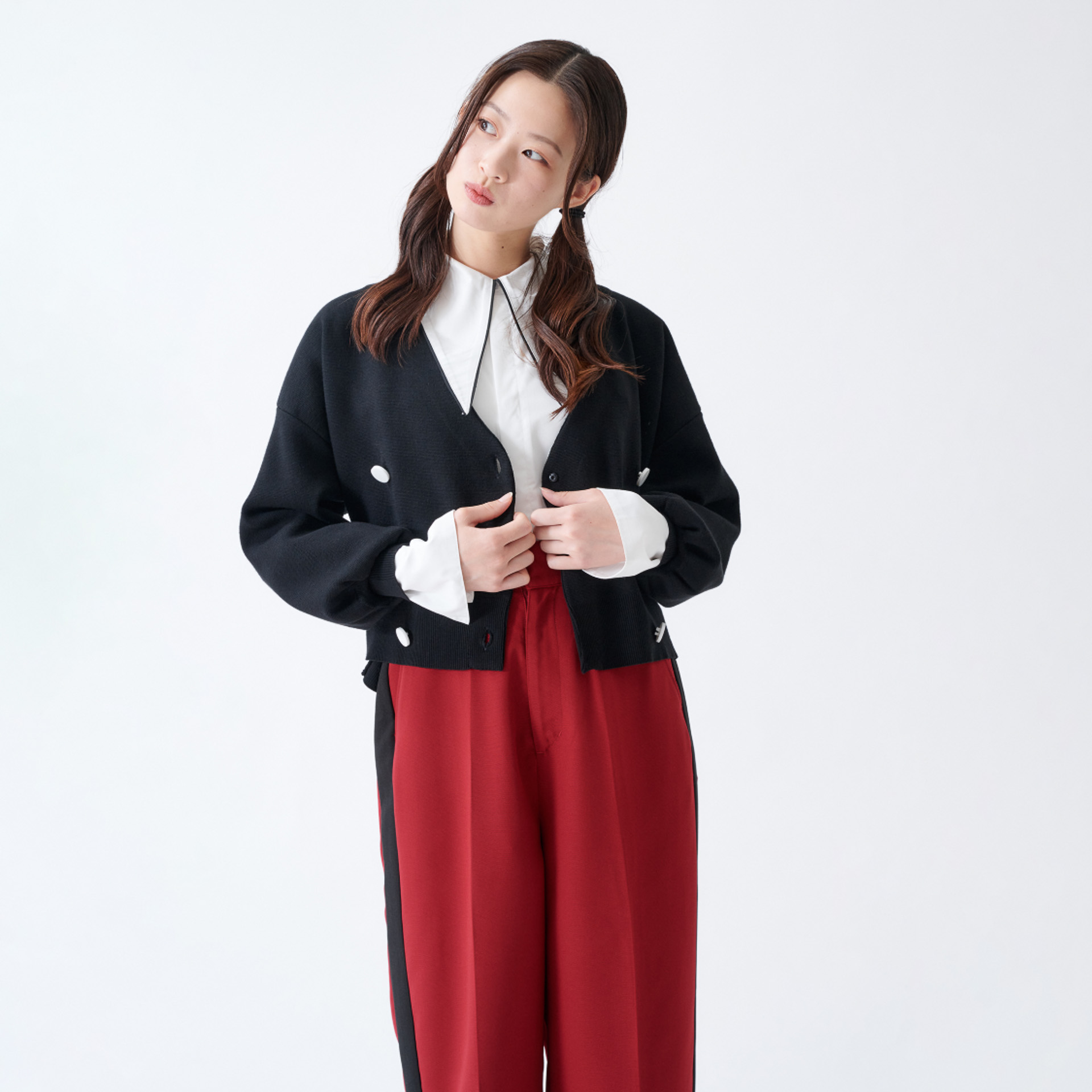 ブラックで縁取った大きい襟もキュートだ