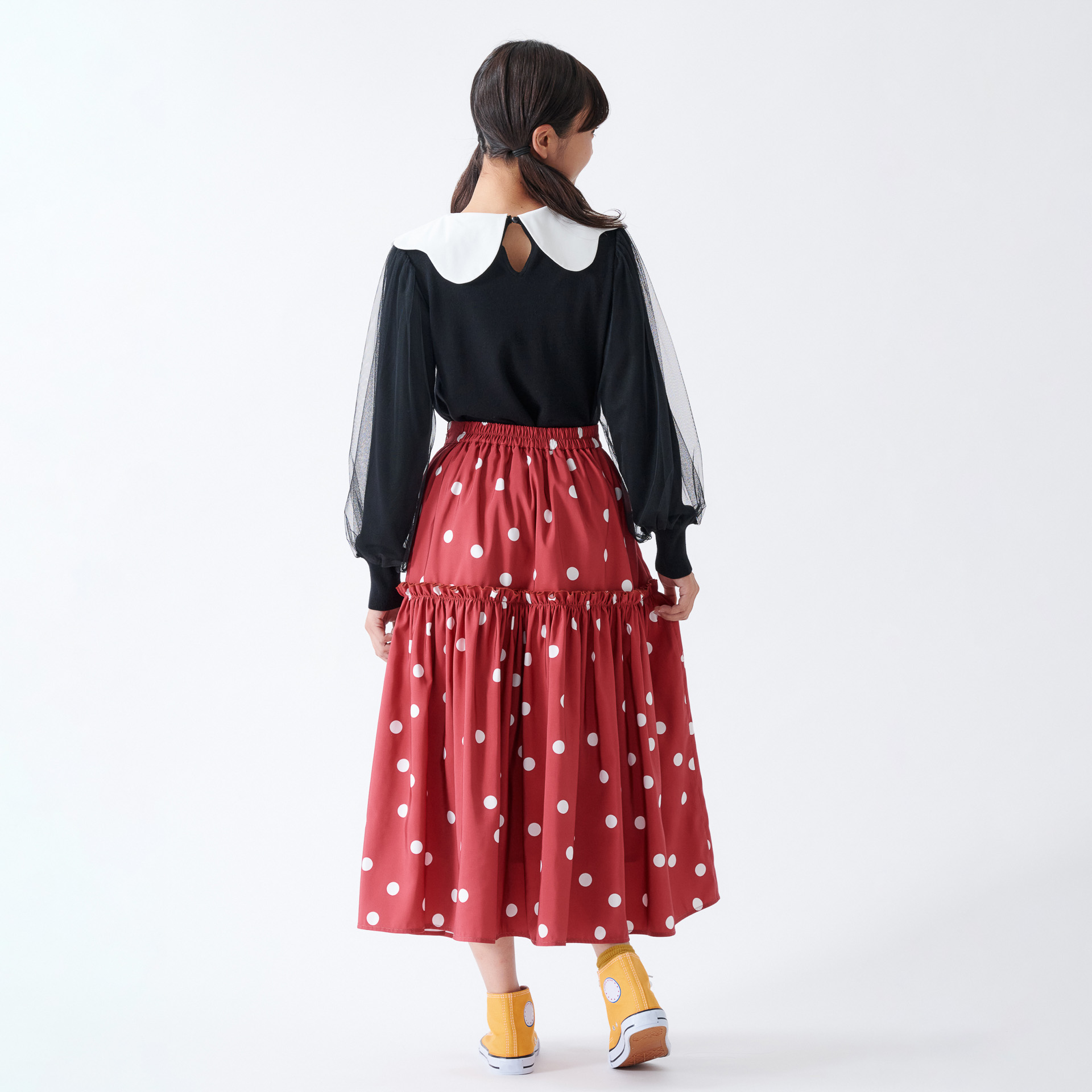 襟元のちょっとした肌見せがかわいい