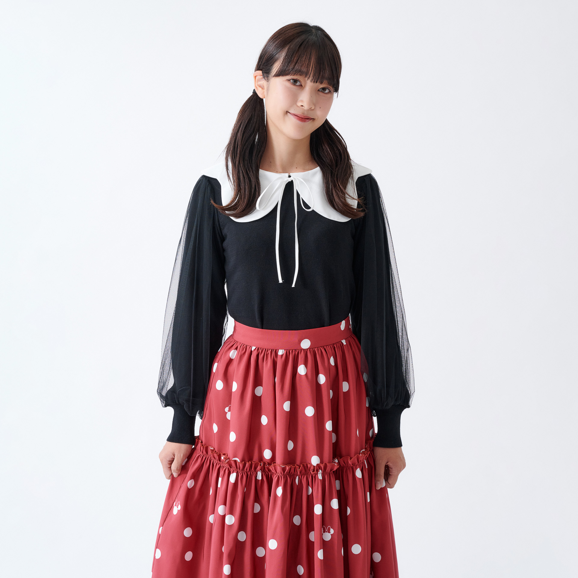 大きな襟と細身のリボンのバランスが絶妙。トゥーンらしさも