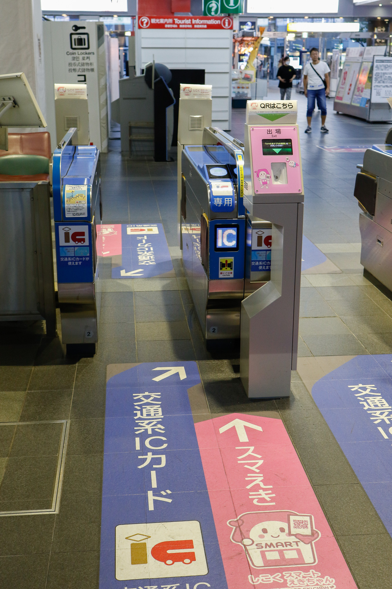 高松駅に設置されている「スマえき専用改札機」。IC専用通路と併設する形