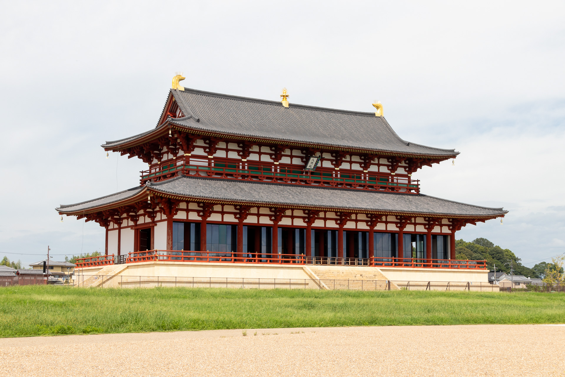 平城宮跡にある第一次大極殿。天皇の即位式や外国使節との面会などに使われた平城宮を代表する重要な建物