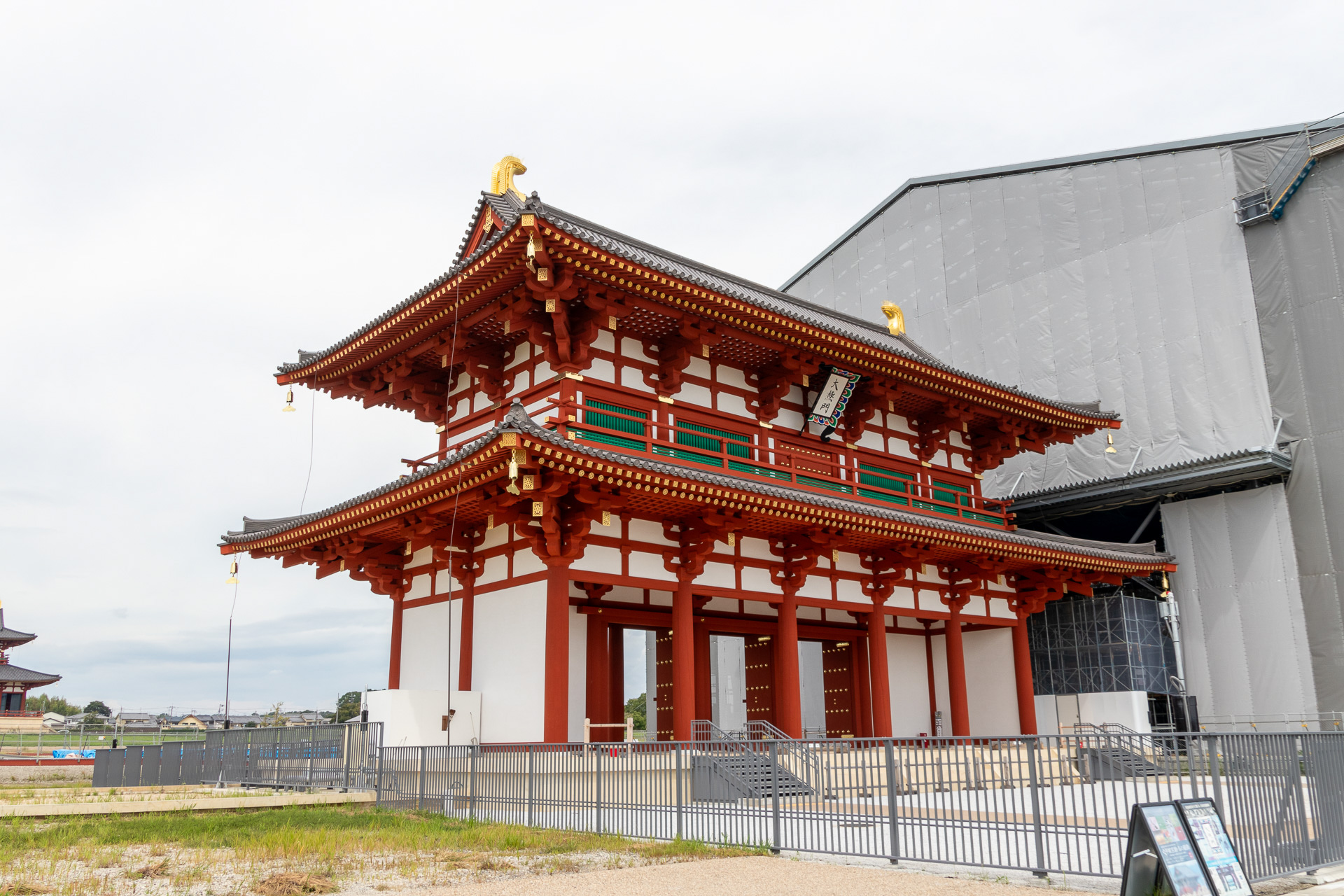 少し角度を変えて見ると、現在復原工事中の東楼がチラリと見える