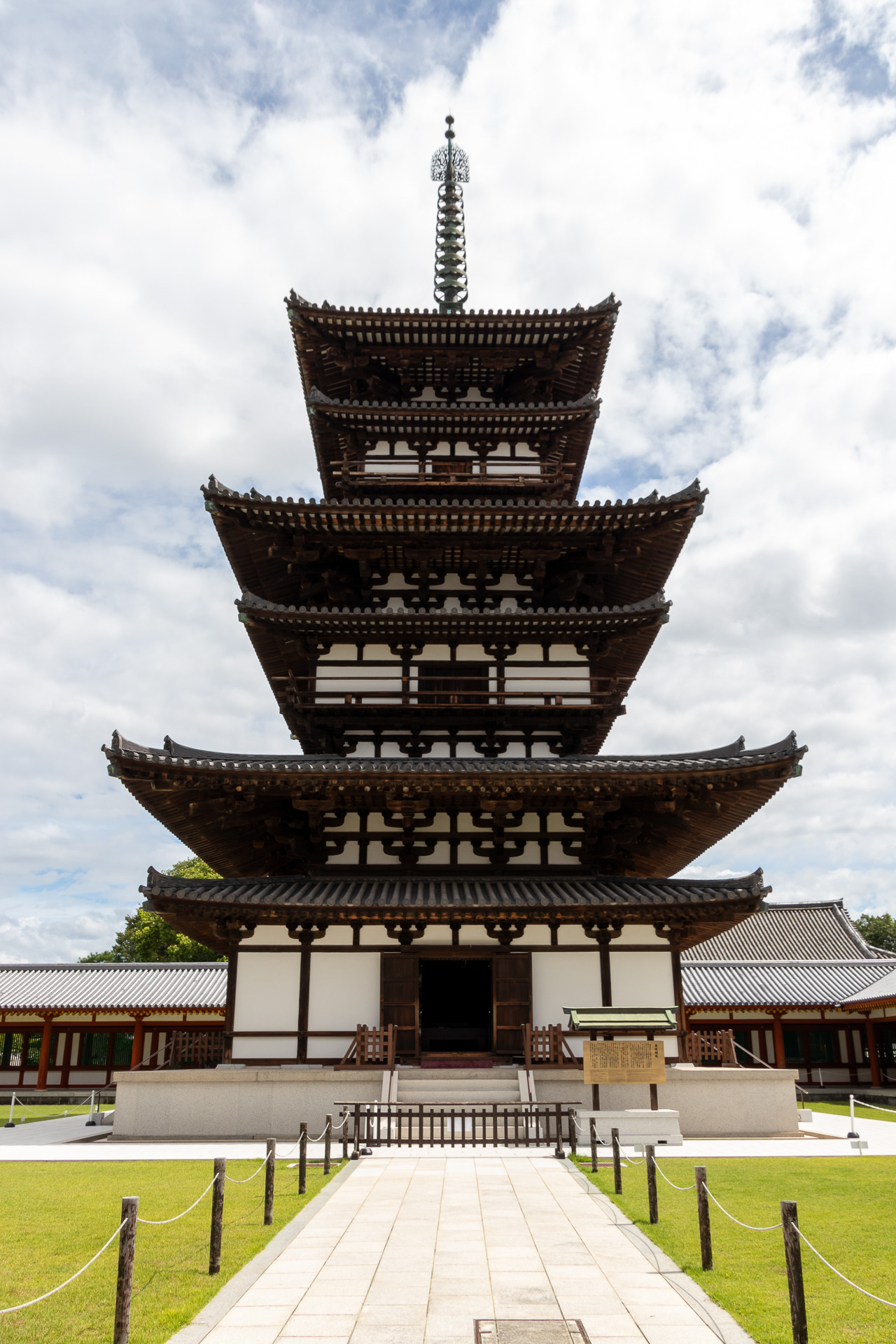 建立から1300年の時を重ねた東塔