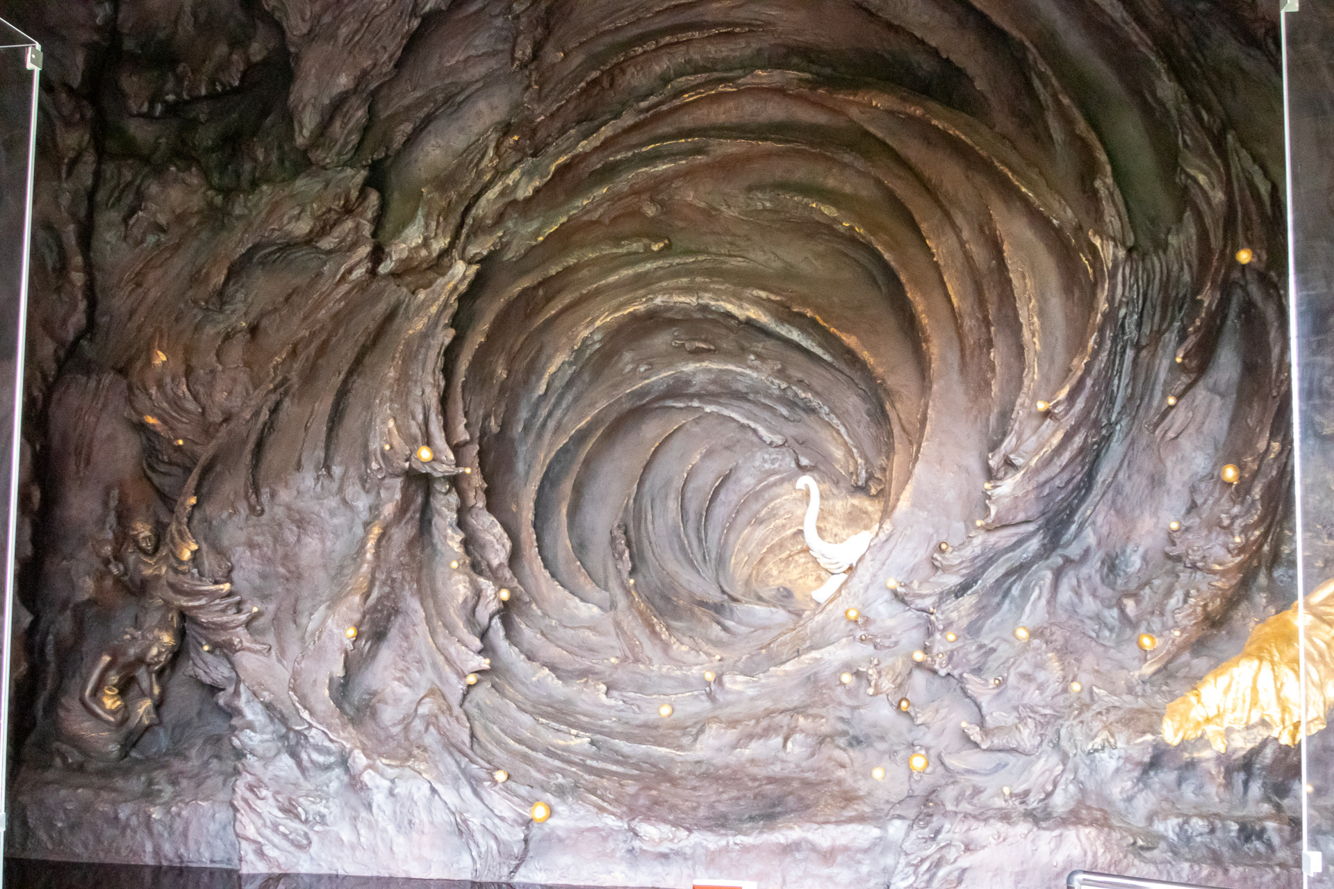 東塔内では「入胎」「受生」「受楽」「苦行」の4シーンを拝観できる。お釈迦様に乳糜をお布施するスジャーターから、かの有名なコーヒーフレッシュは名付けられたとのこと