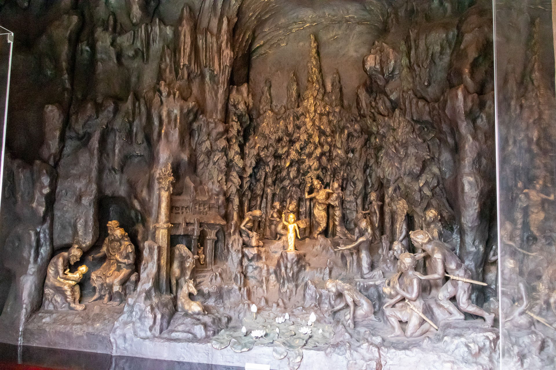 東塔内では「入胎」「受生」「受楽」「苦行」の4シーンを拝観できる。お釈迦様に乳糜をお布施するスジャーターから、かの有名なコーヒーフレッシュは名付けられたとのこと