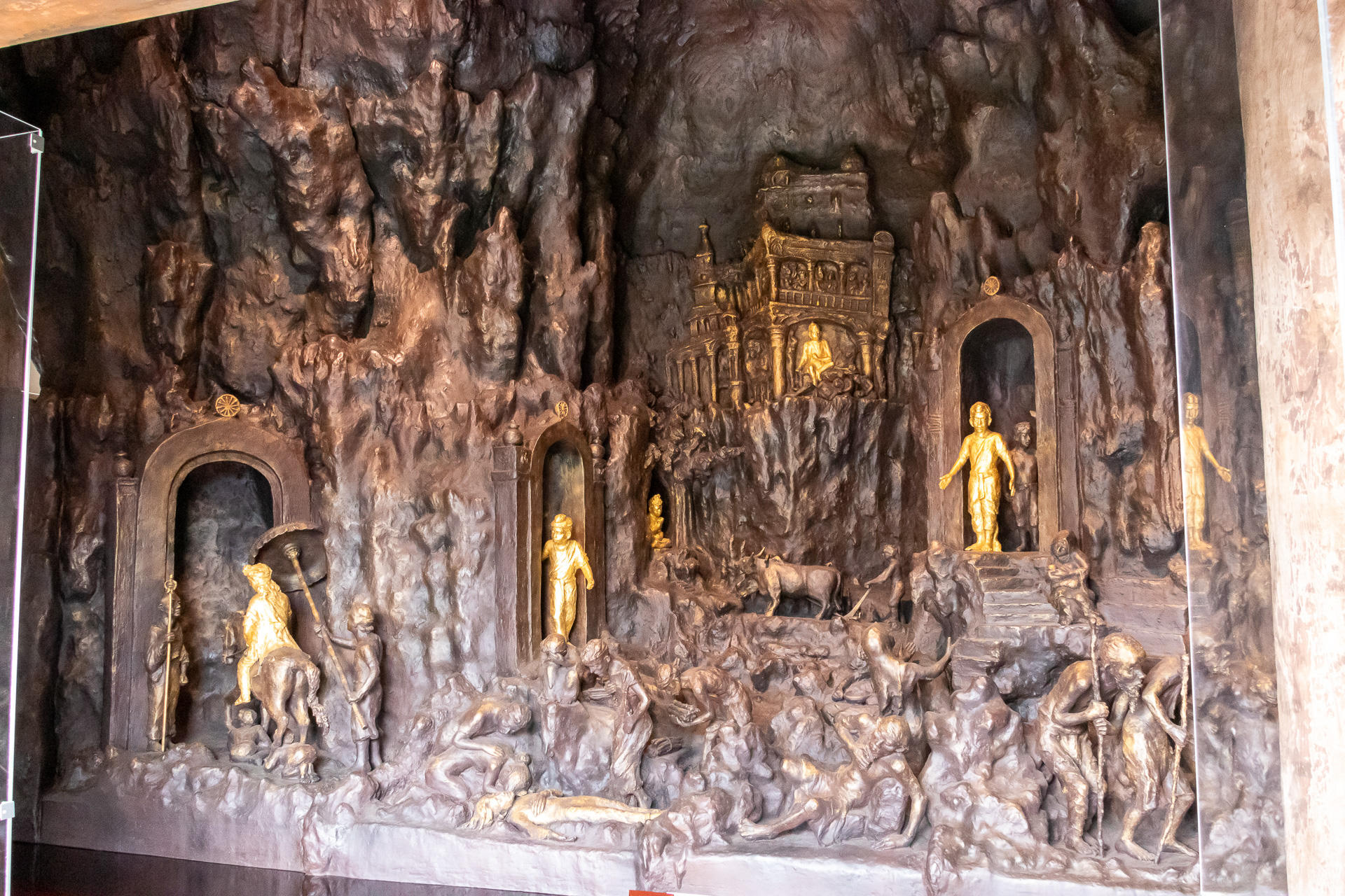 東塔内では「入胎」「受生」「受楽」「苦行」の4シーンを拝観できる。お釈迦様に乳糜をお布施するスジャーターから、かの有名なコーヒーフレッシュは名付けられたとのこと