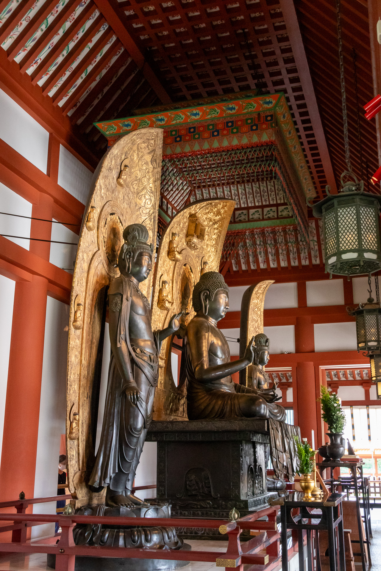 薬師如来、日光菩薩、月光菩薩の三尊像。どの角度からでも心が洗われる