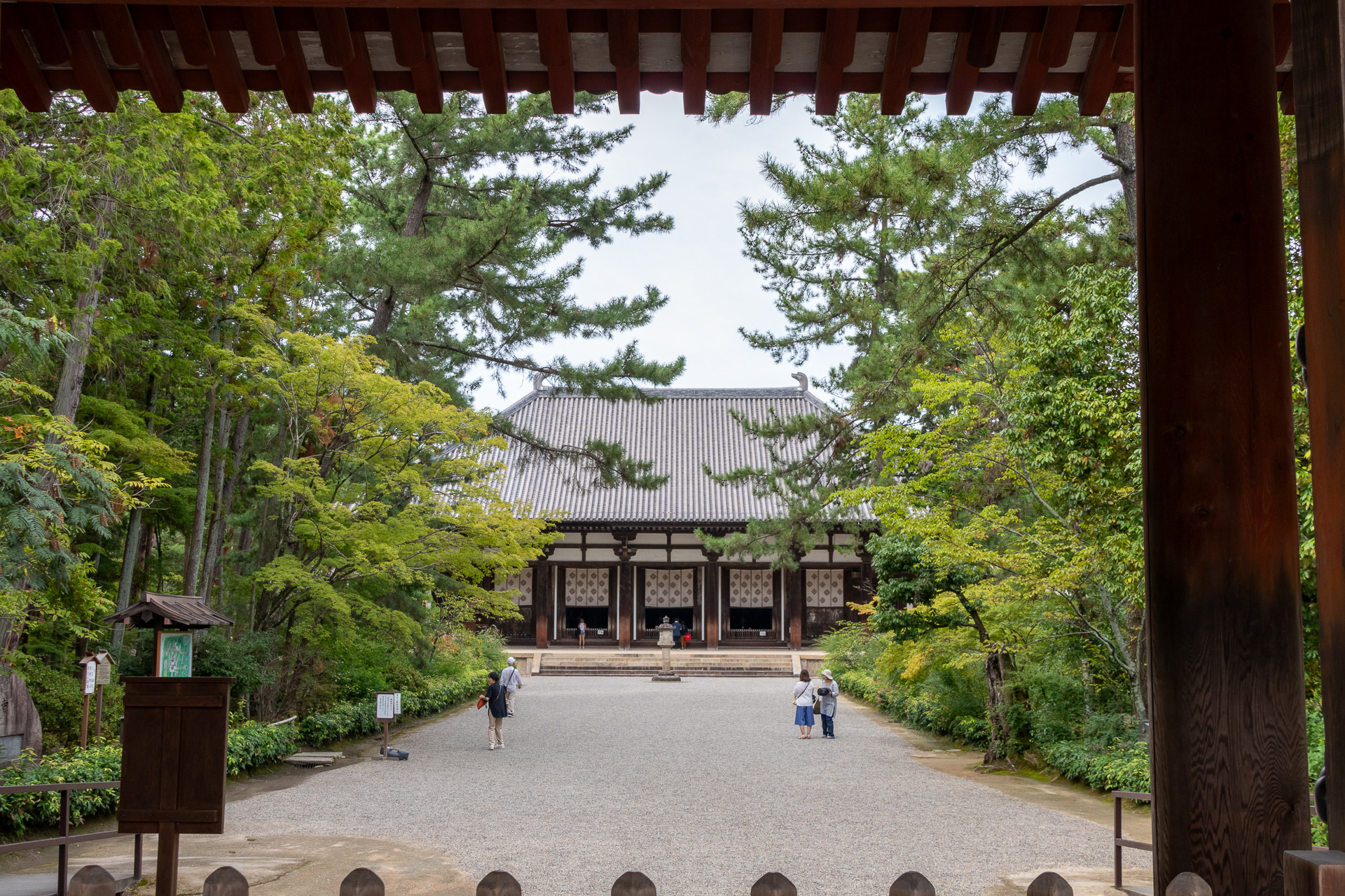 南大門から眺める金堂もまた格別