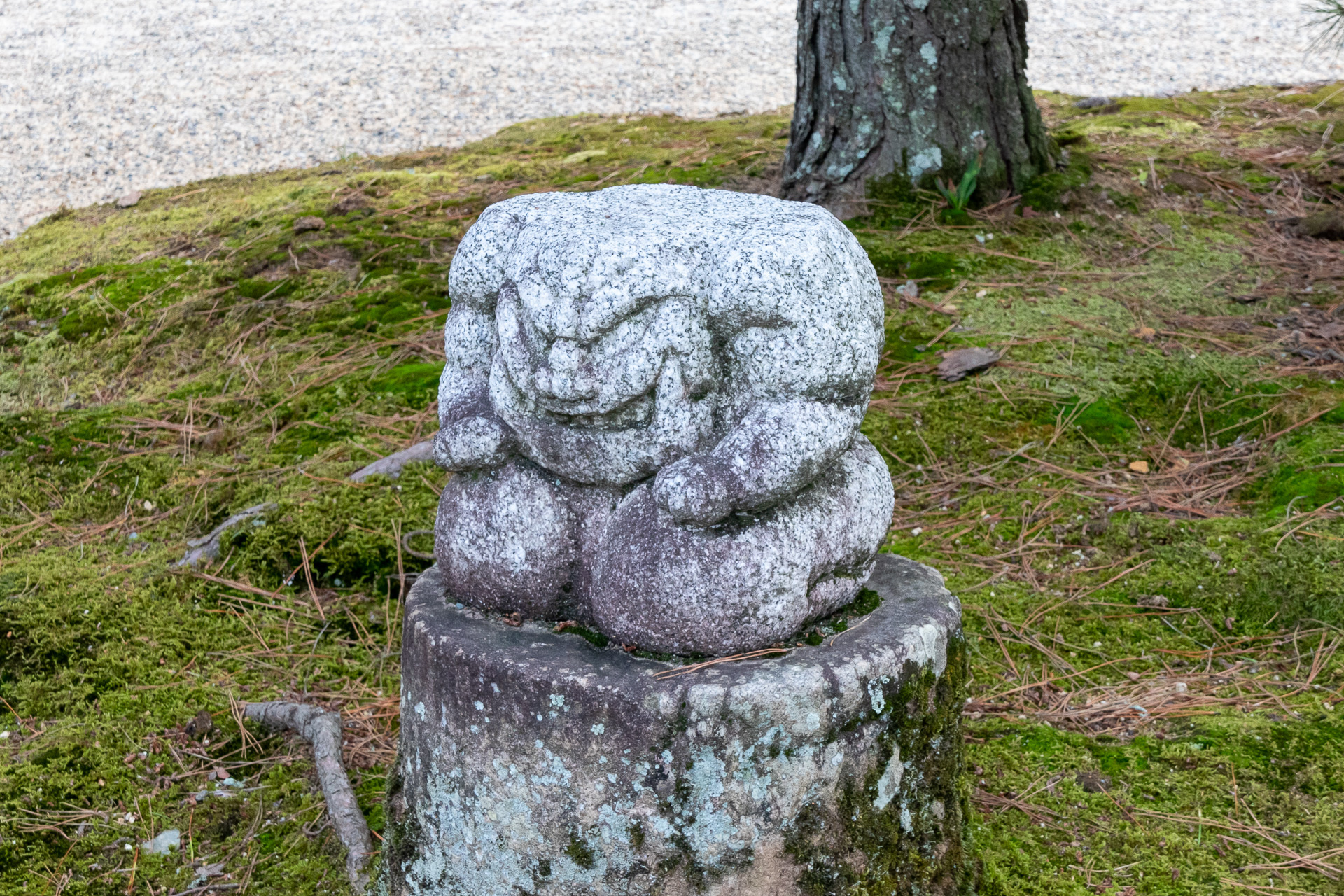 望遠カメラがない人は石像になっているこちらを見てください