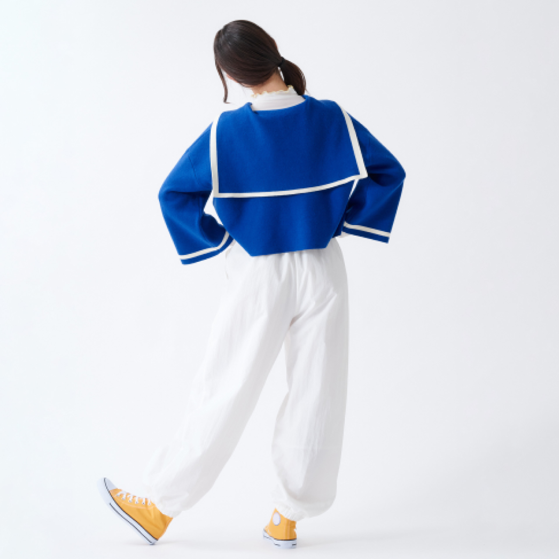 スクエア型の襟がインパクト抜群！