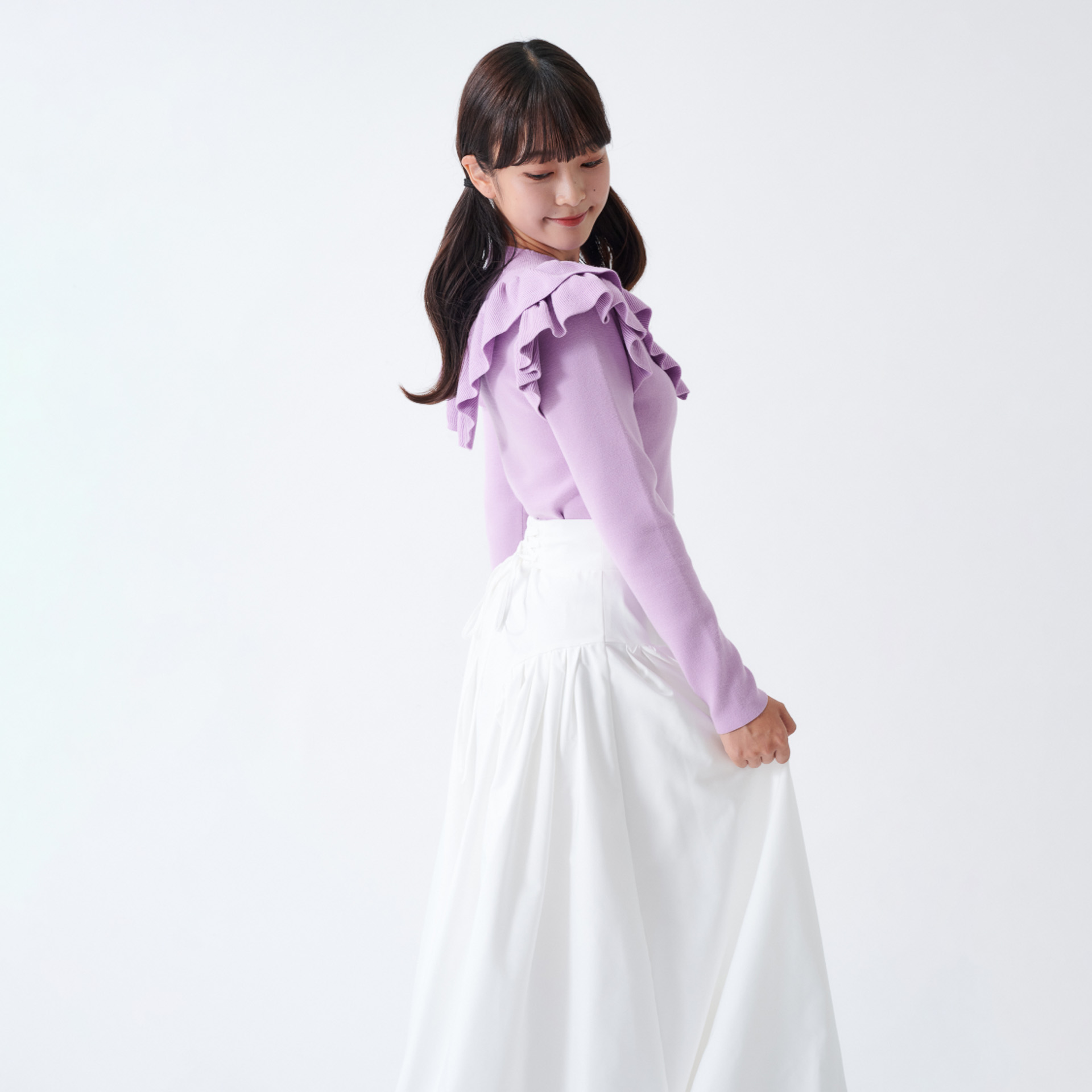 SNSでの撮影の際もフリルと腰回りのリボンで華やかな印象に