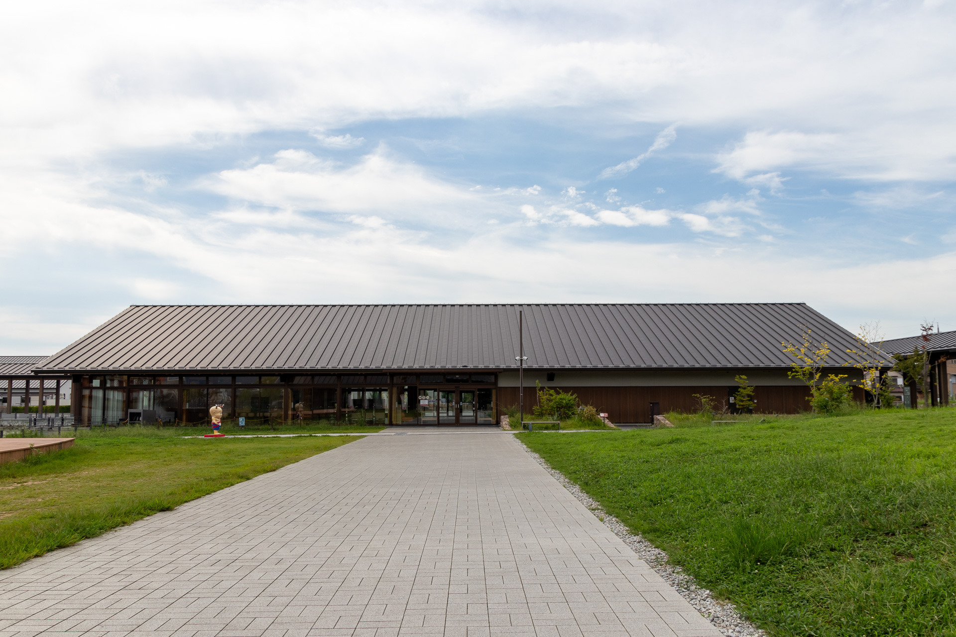 天平うまし館の真向かいには、休憩所の天平みつき館が建てられている