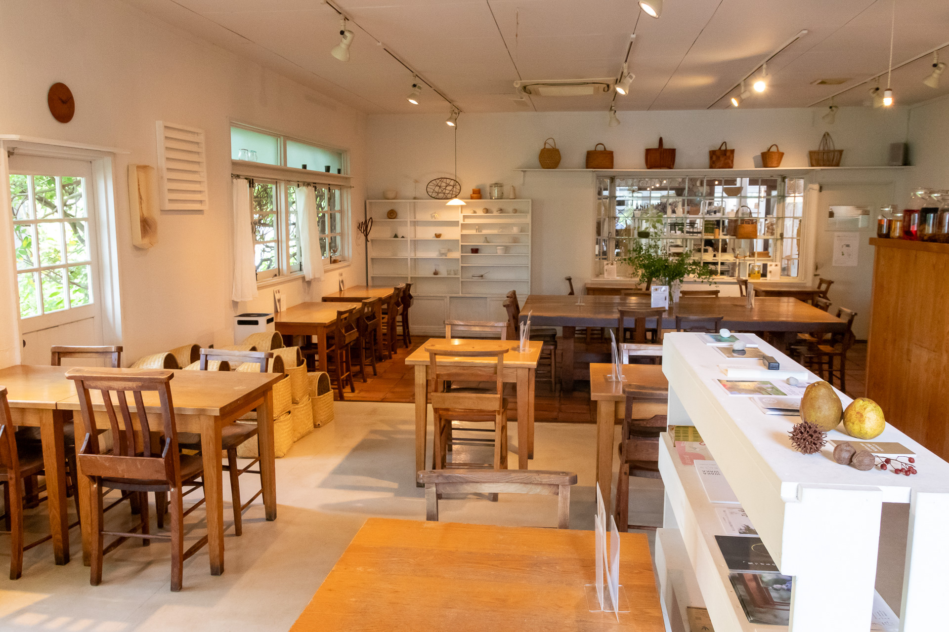 使い込まれた木製品が安心感を与えてくれる店内