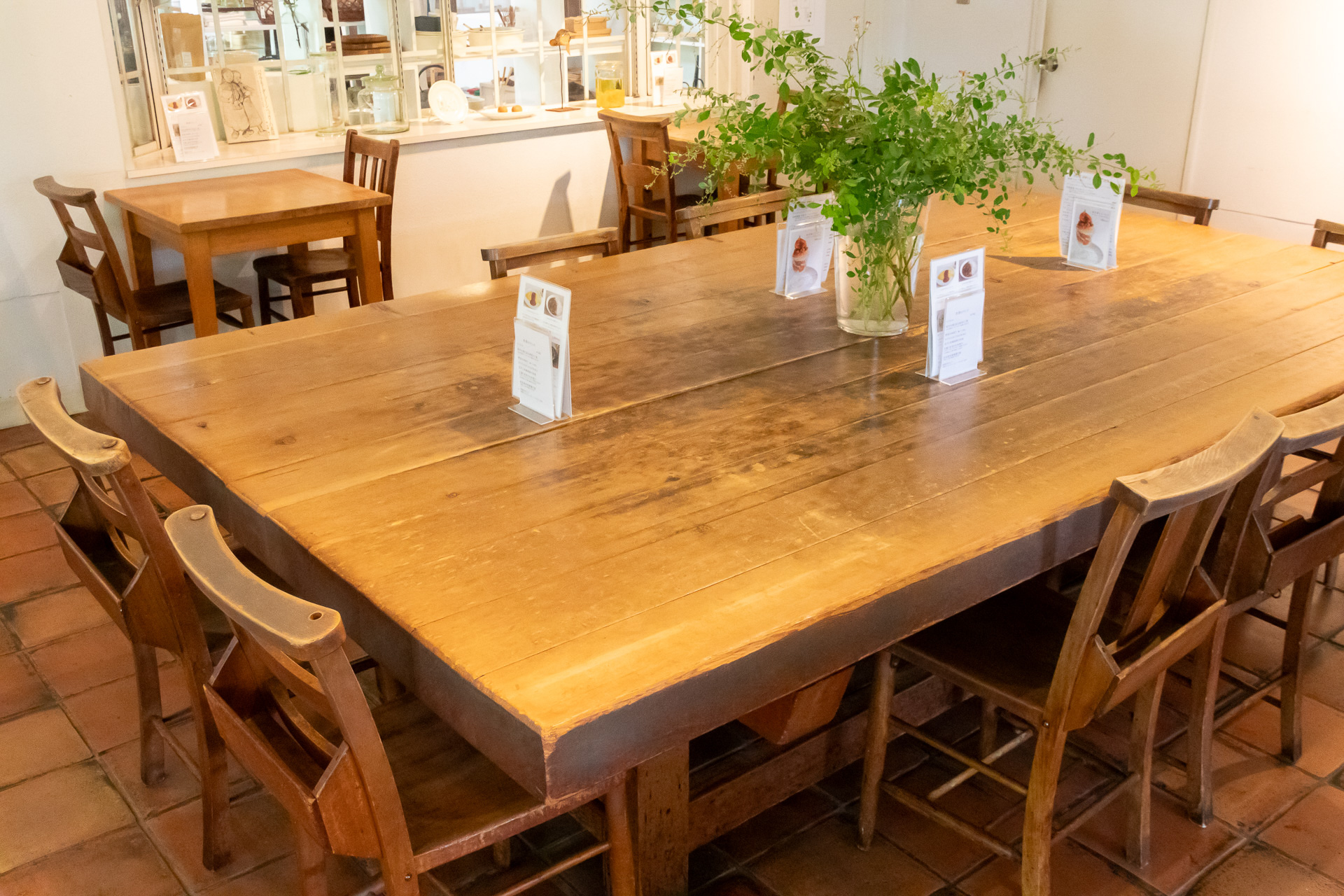 オープン当時から使われている年季の入ったテーブル