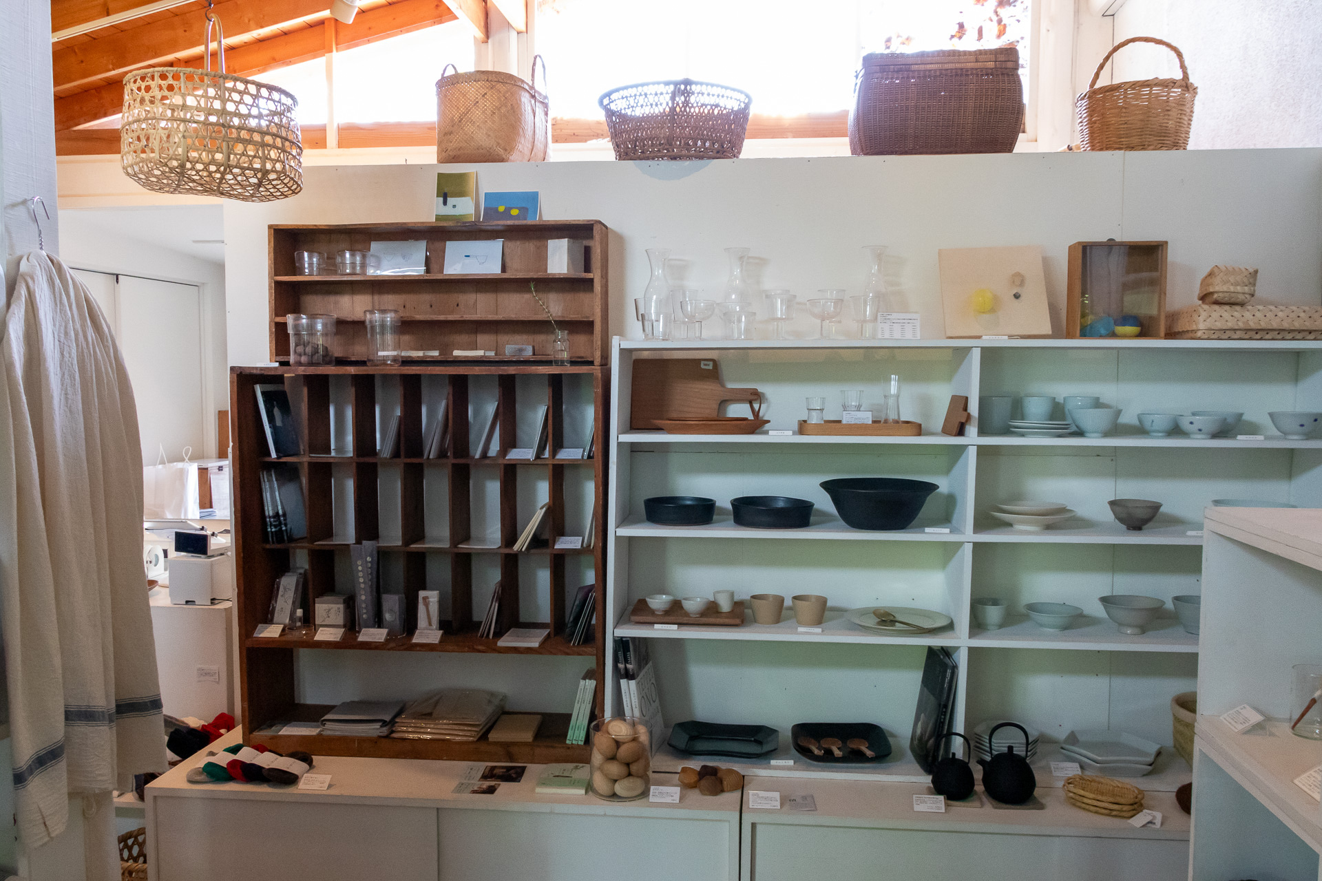 雑貨を扱う「cage」では作家が製作したアイテムも並んでいる