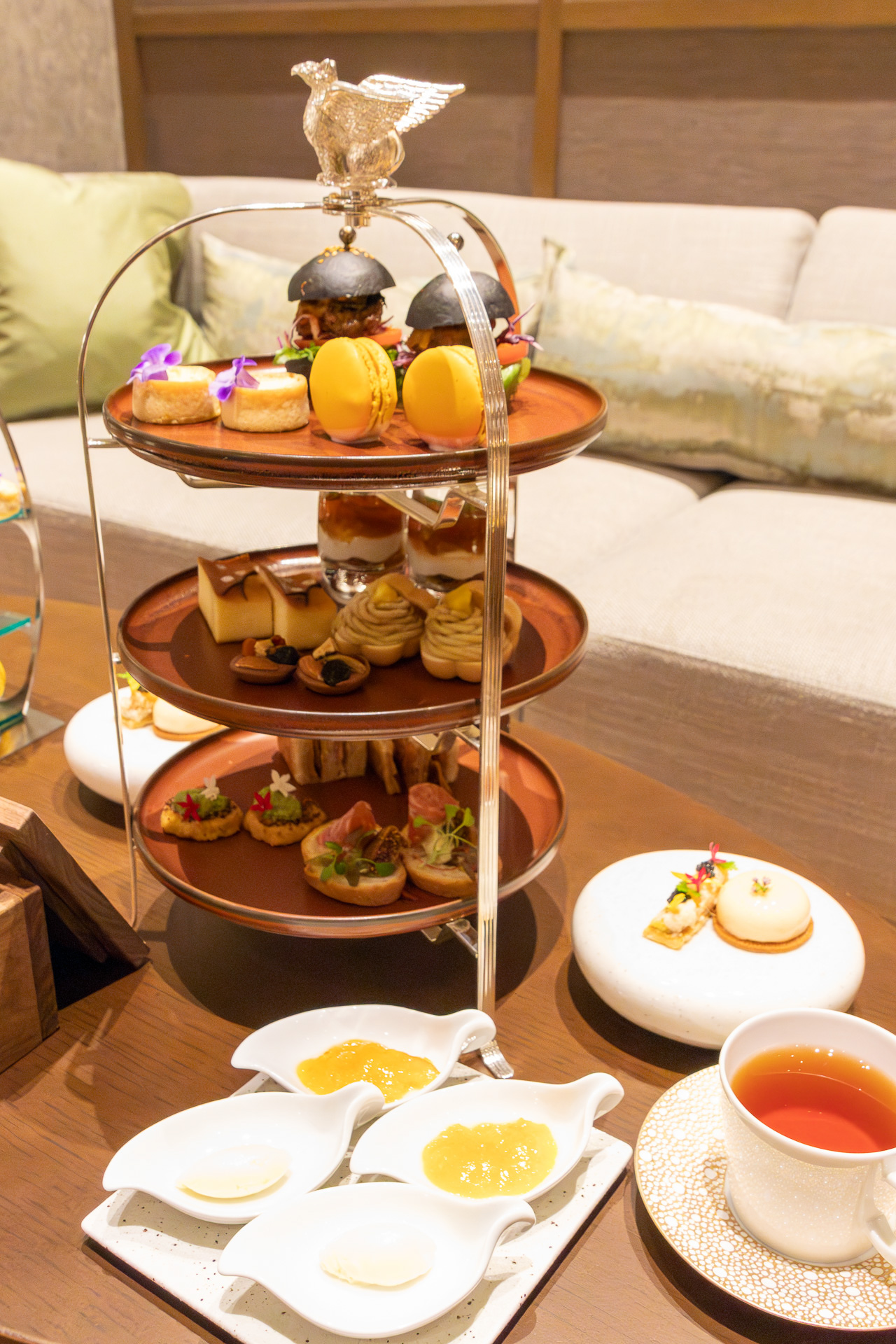 「いざいざ奈良コラボレーションスペシャルアフタヌーンティーセット」（7900円）。写真は2人分のもの